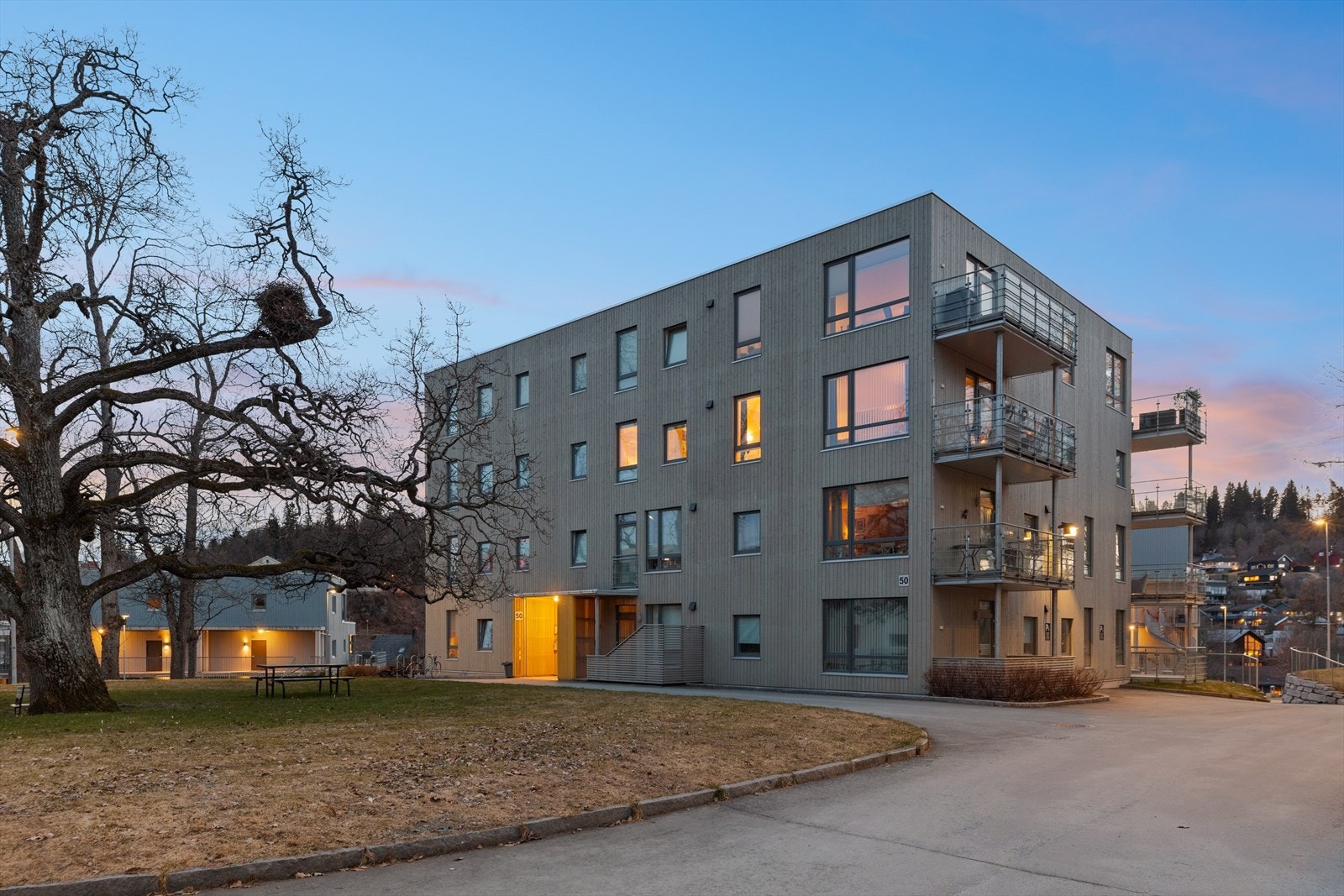 Munkvoll Gård er et rolig og veletablert sameie på Byåsen. Det medfølger p-plass i felles p-kjeller, samt bod på ca. 5 kvm som er rett ved p-plassen Galleribilde