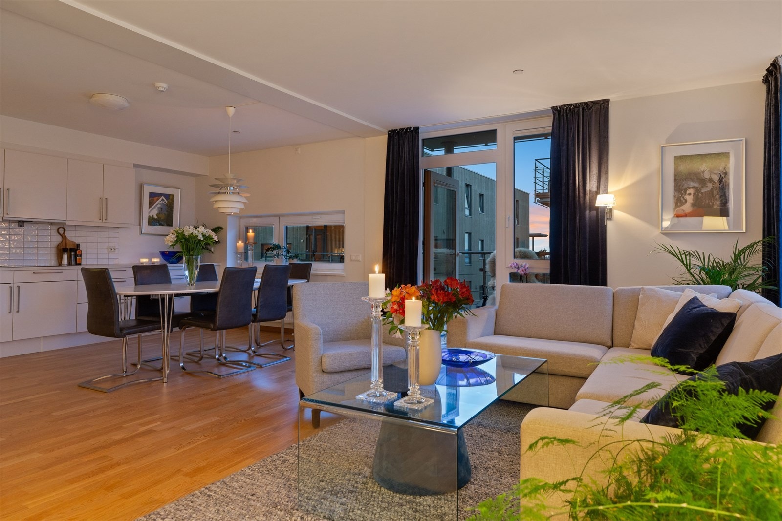 Fra det åpne stue-/kjøkkenarealet på hele 40 kvm. har du direkte utgang til en takoverbygd balkong Galleribilde