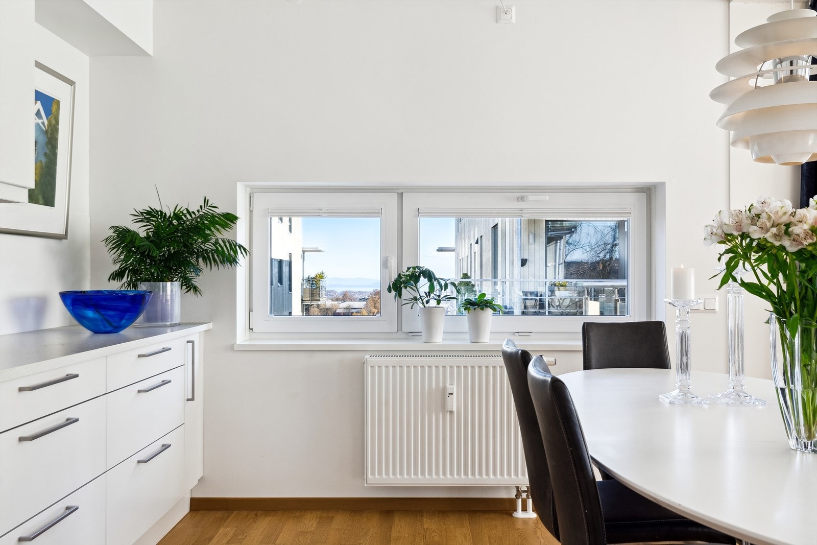 Smarte vindusløsninger gjør at man kan nyte den flotte utsikten også fra middagsbordet Galleribilde