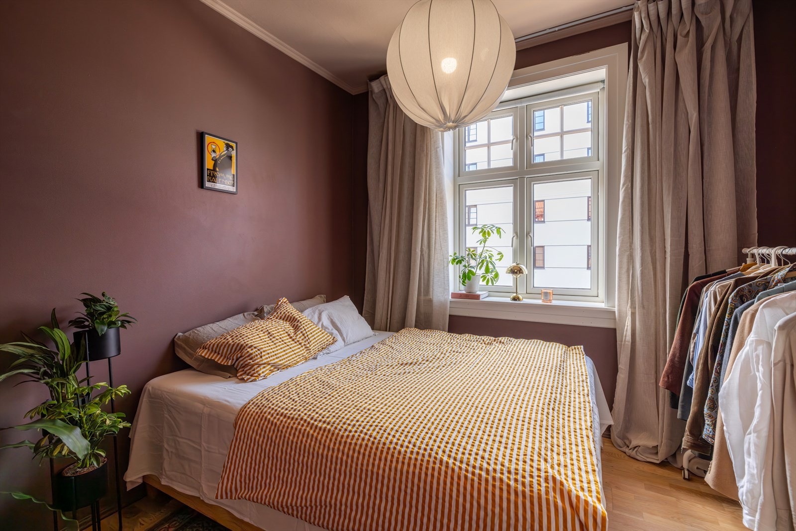 Soverom I er holdt i vakre, dempede toner. Rommet gir god plass til dobbeltseng og nattbord. Galleribilde