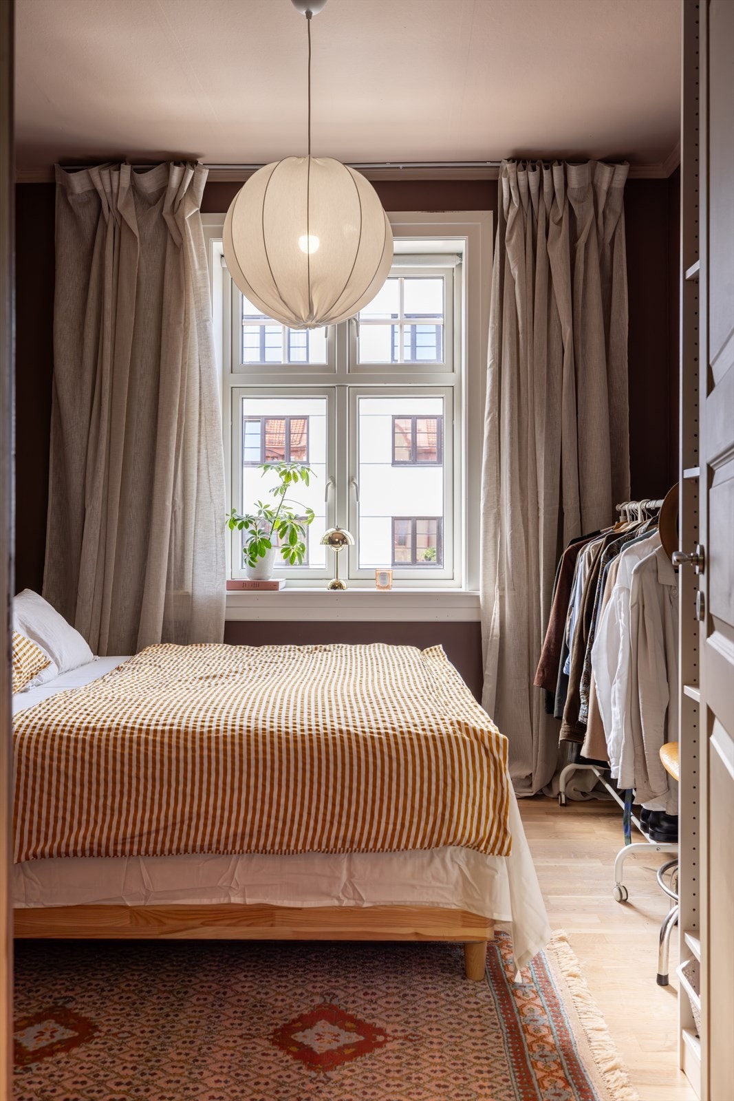 Rommet gir plass til oppbevaringsløsninger som garderobeskap og klesstativ. Galleribilde