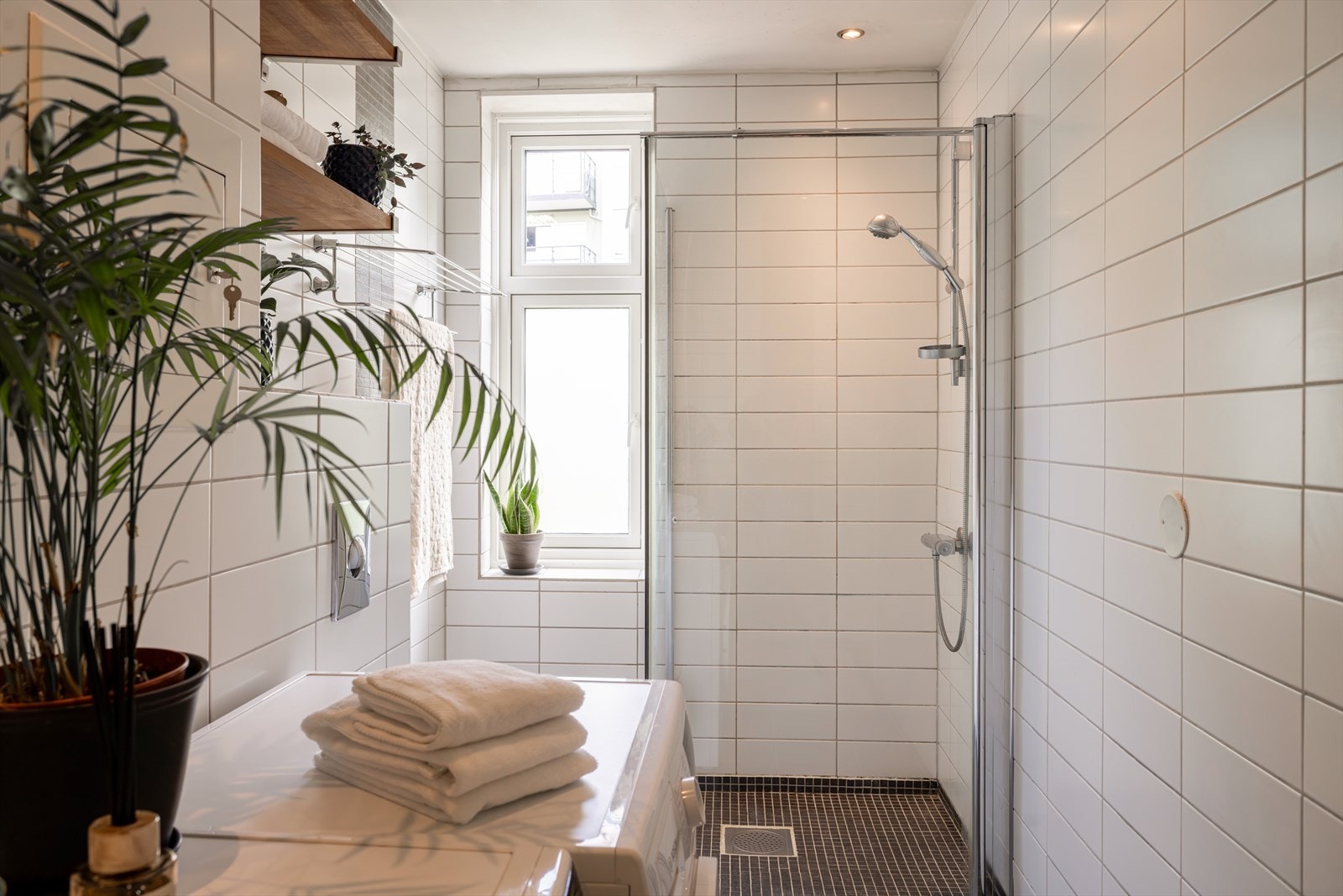 Hjørnedusjen er utstyrt med innfellbare dører i herdet glass. Galleribilde