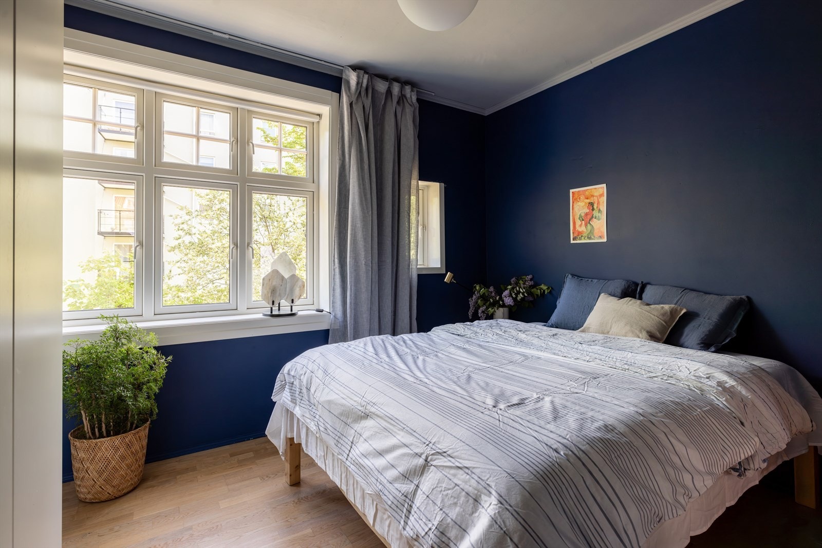 Soverom II er holdt i mørke, behagelige blåtoner. Det finnes mange omfattende studier på at blå er den beste fargen på soverommet, da den roer sinnet og demper stress. Galleribilde