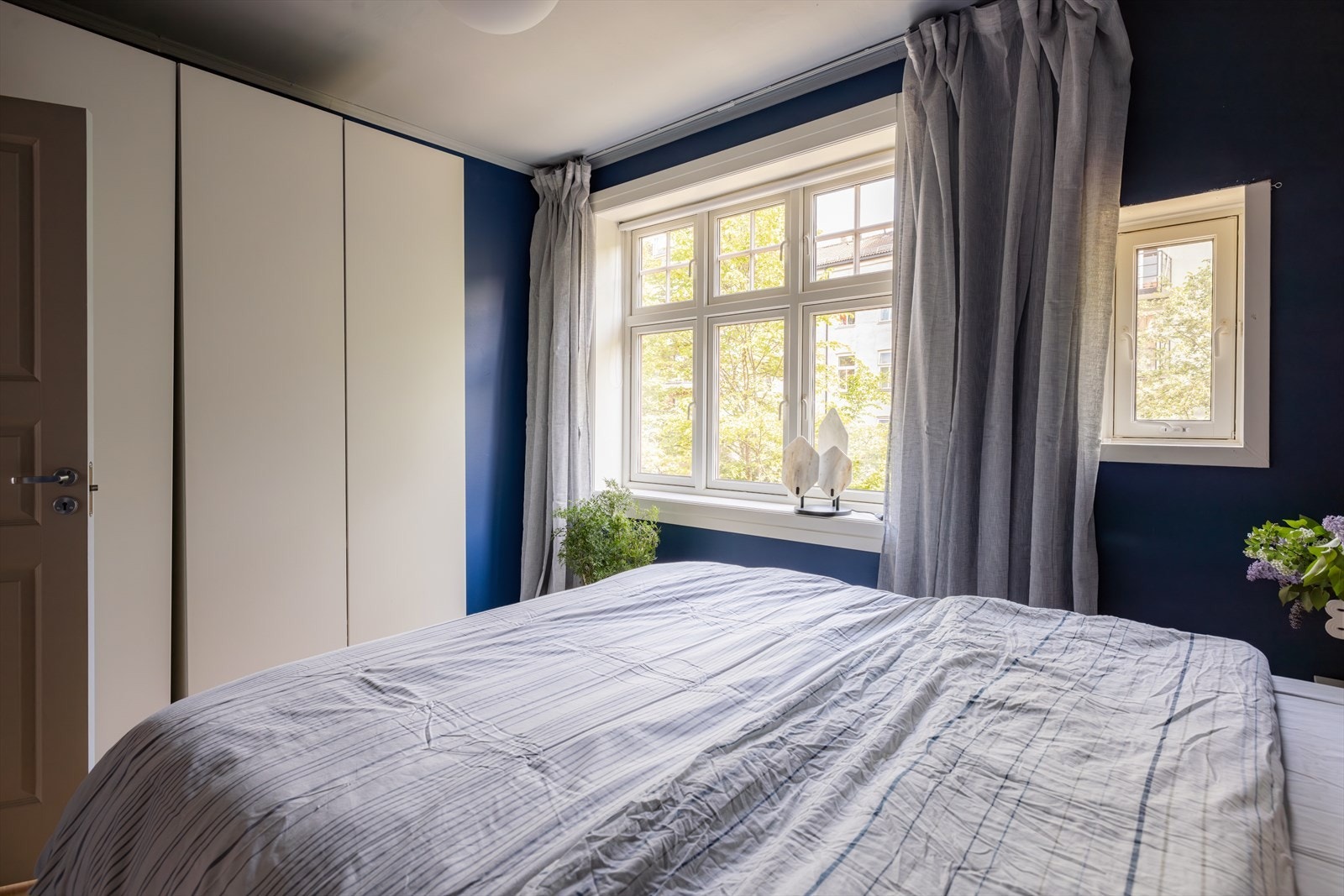 Det romslige garderobeskapet gir godt med plass til lagring av klær og tilbehør. Galleribilde