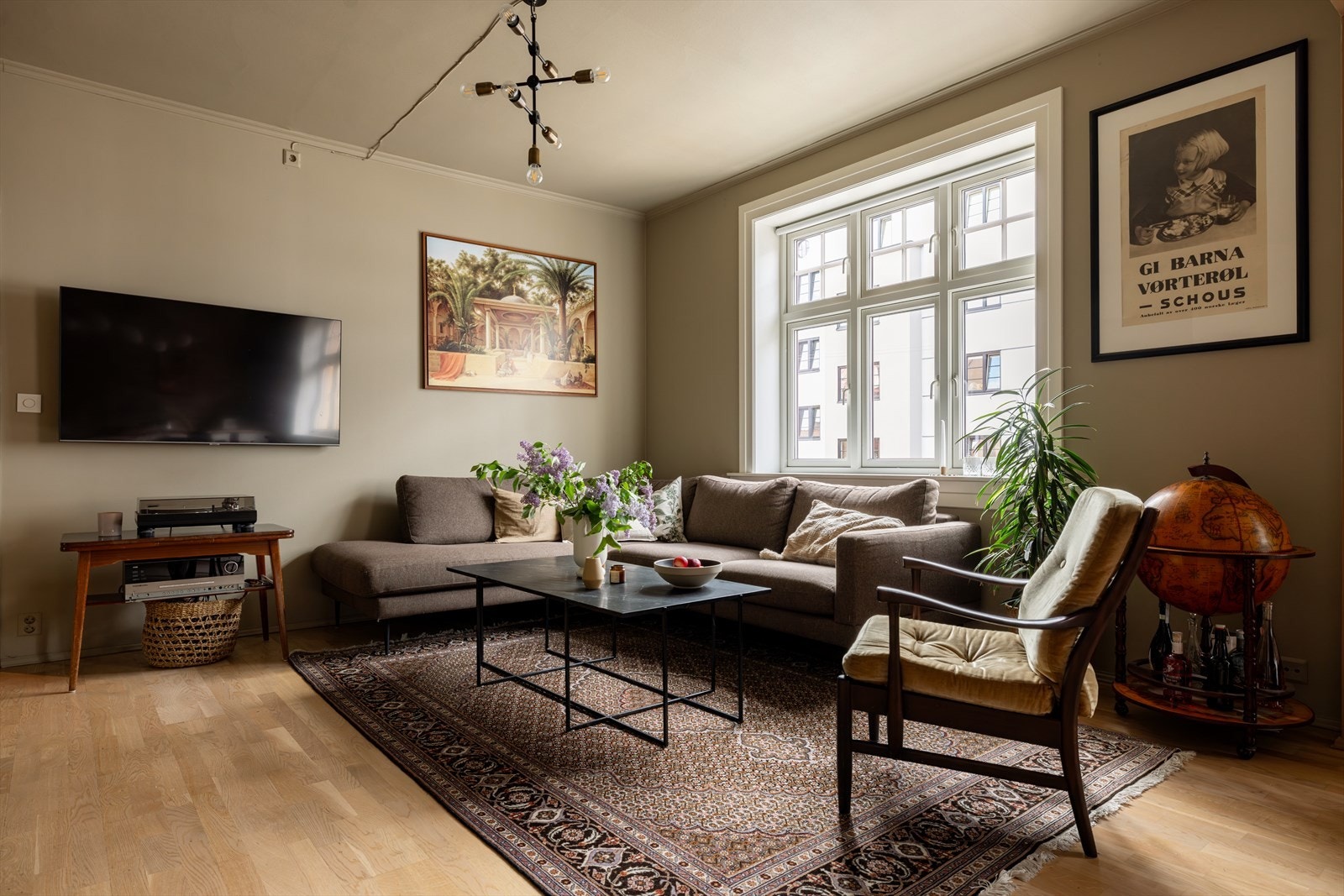 Her bor du i et urbant, men samtidig rolig og grønt område, med gangavstand til "alt" av servicetilbud og daglige fasiliteter! Galleribilde