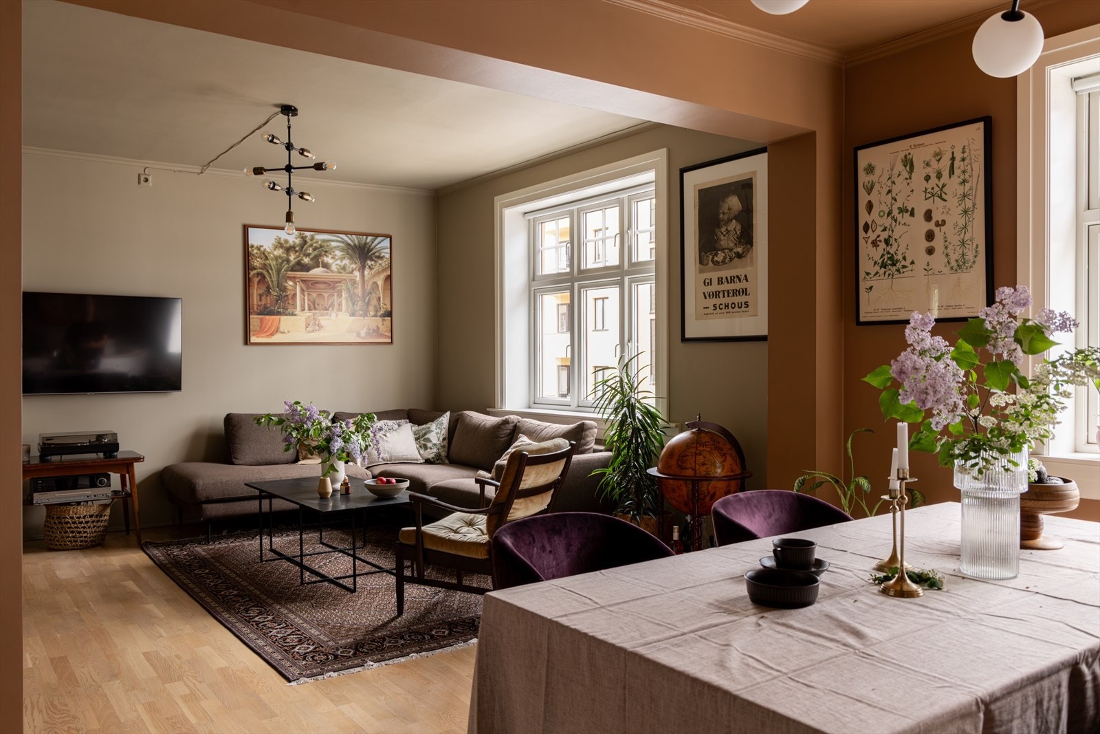 Spisestuen finner sin naturlige plass i kjøkkendelen. Galleribilde