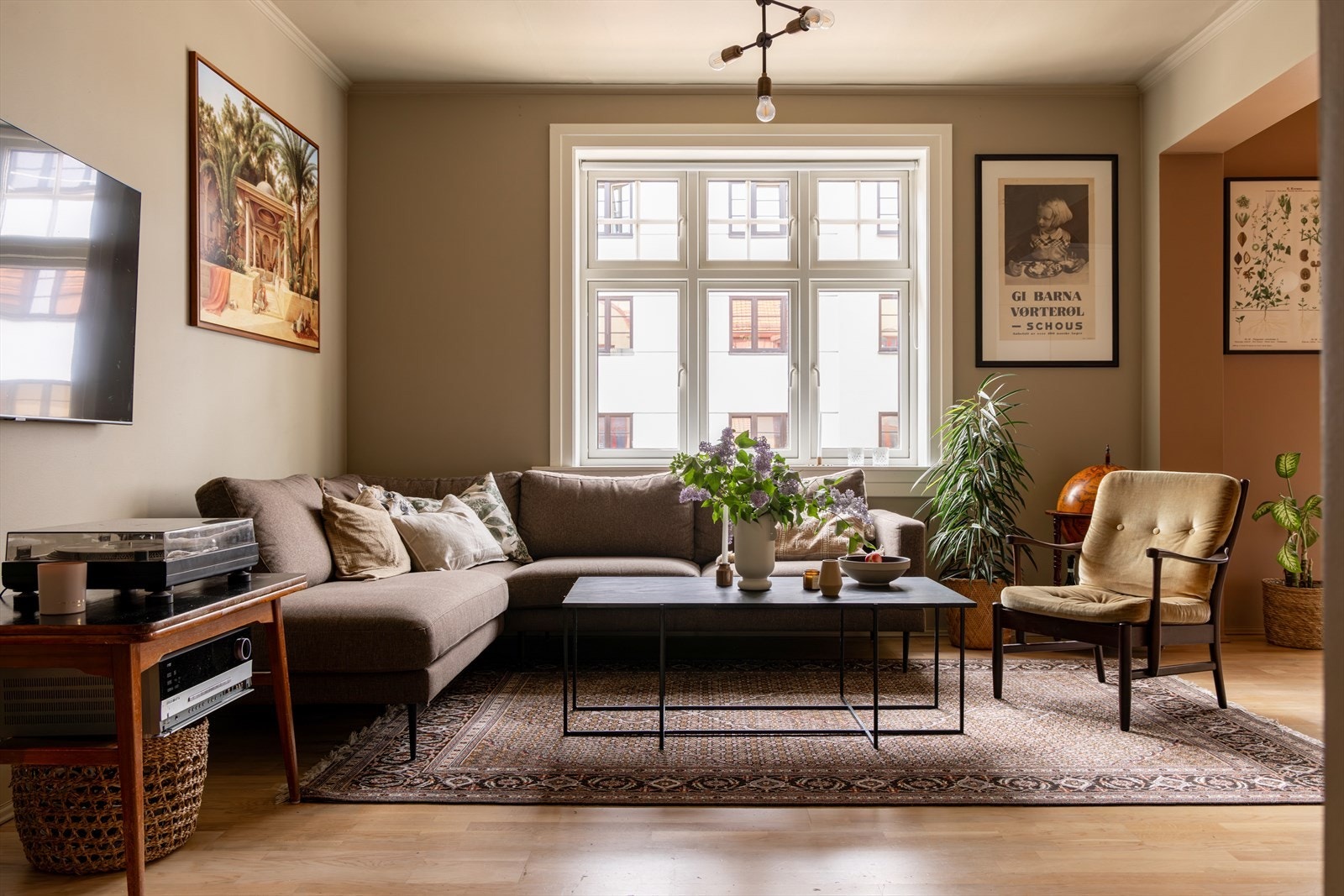 I stuen har du god plass til møblering i ulike soner. Leiligheten er gjennomgående med lys fra begge sider. Galleribilde