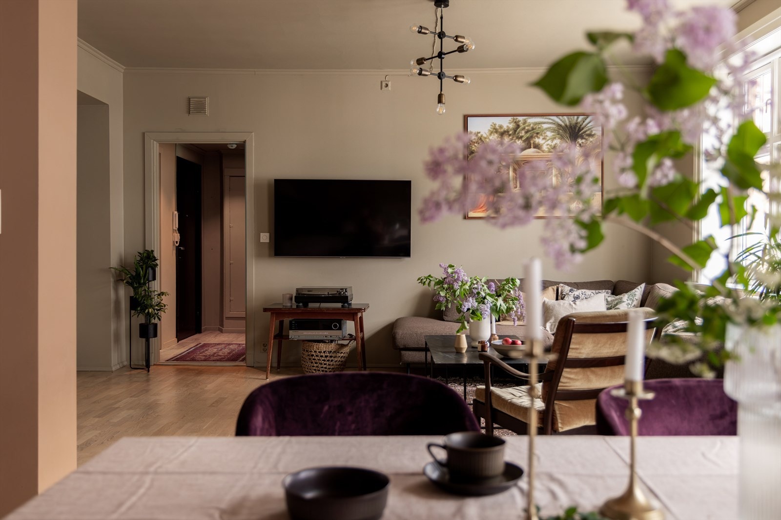 Duse, behagelige fargevalg og vakre detaljer følger leiligheten som en rød tråd. Galleribilde