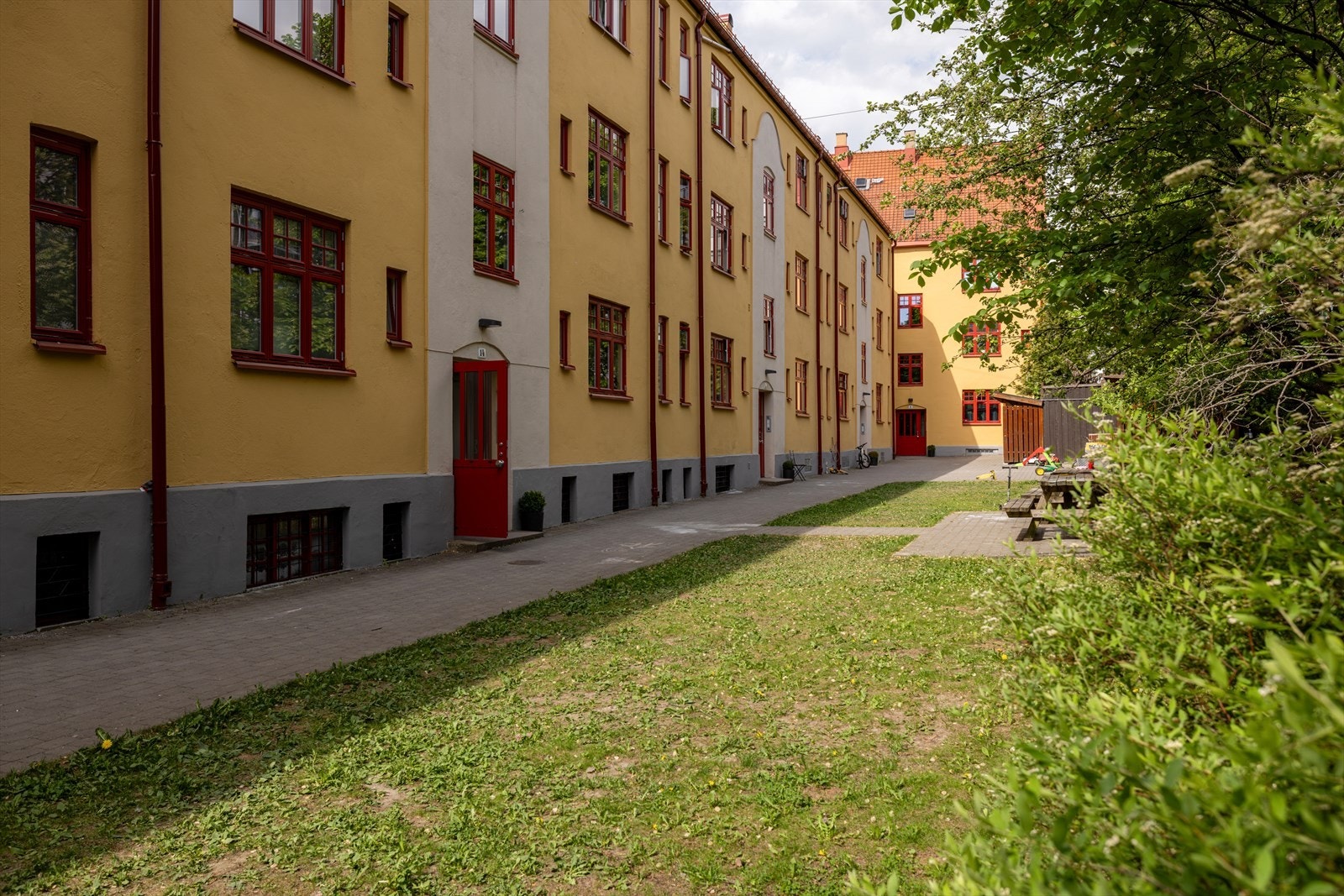 Her finner du asfalterte internveier, plenarealer og diverse beplantning. Galleribilde