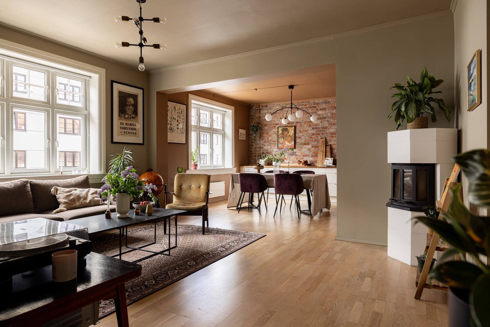 Leiligheten har to gode soverom, åpen stue-/kjøkkenløsning og tidsriktige overflater. Her vil du garantert trives! Galleribilde