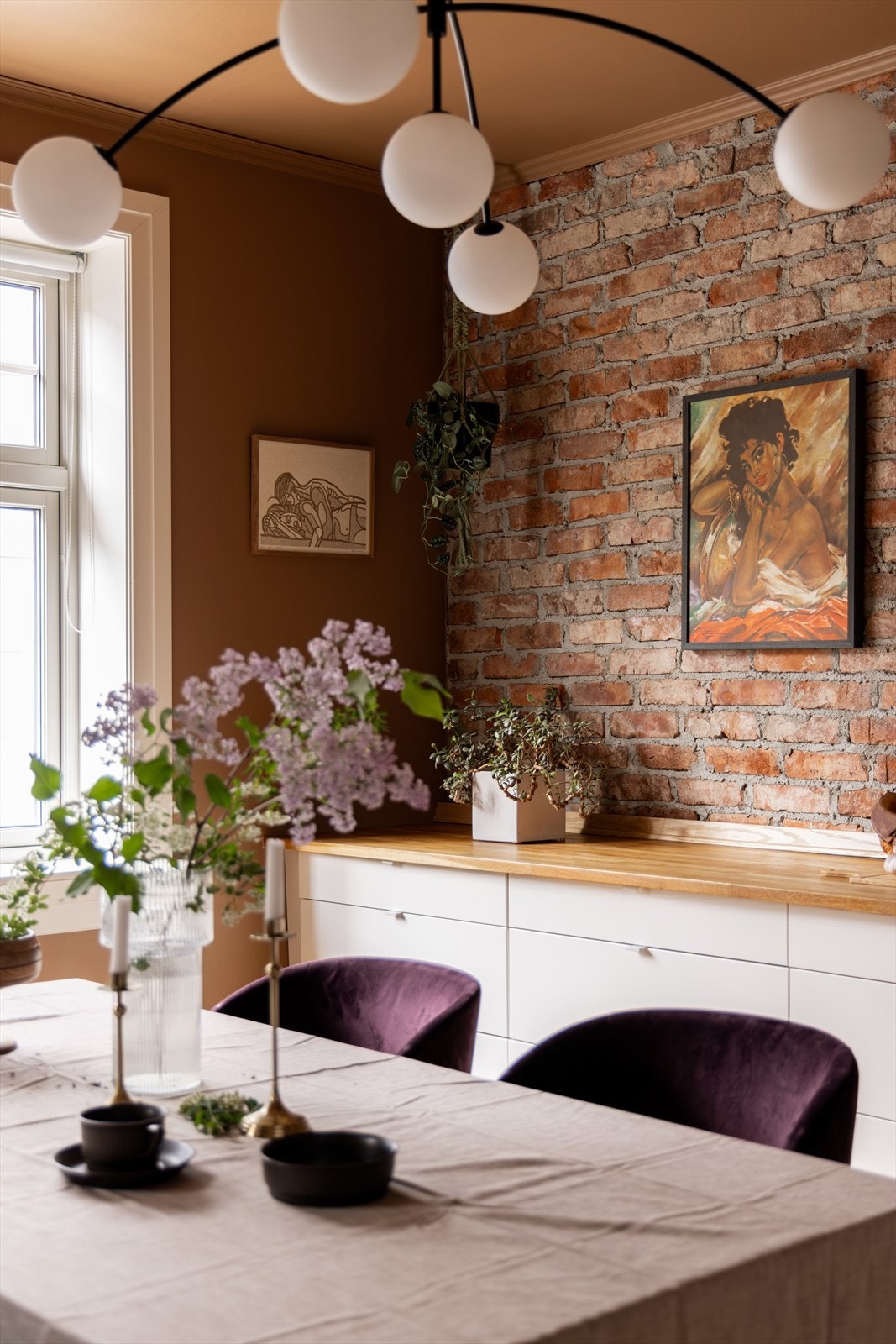 Forskjellige fargekoder på kjøkken- og stuedel gir følelsen av egne rom. Galleribilde