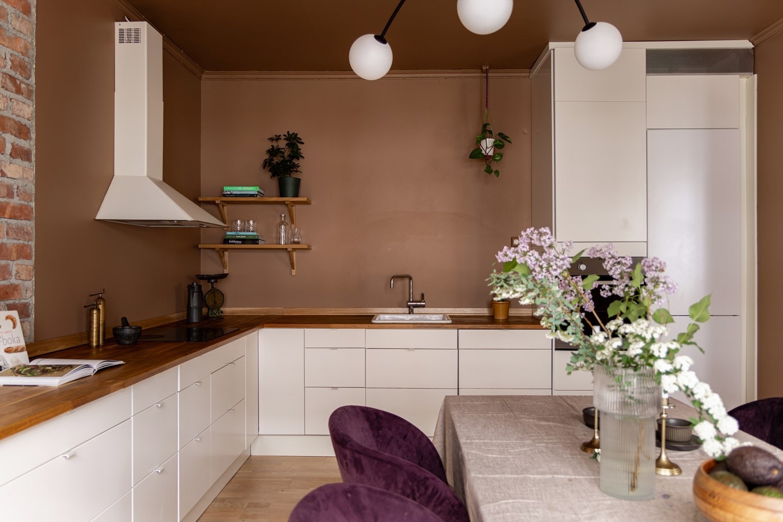 Det vakre kjøkkenet er innredet med lyse, slette fronter. Her har du rikelig med skap- og benkeplass å boltre deg på! Galleribilde