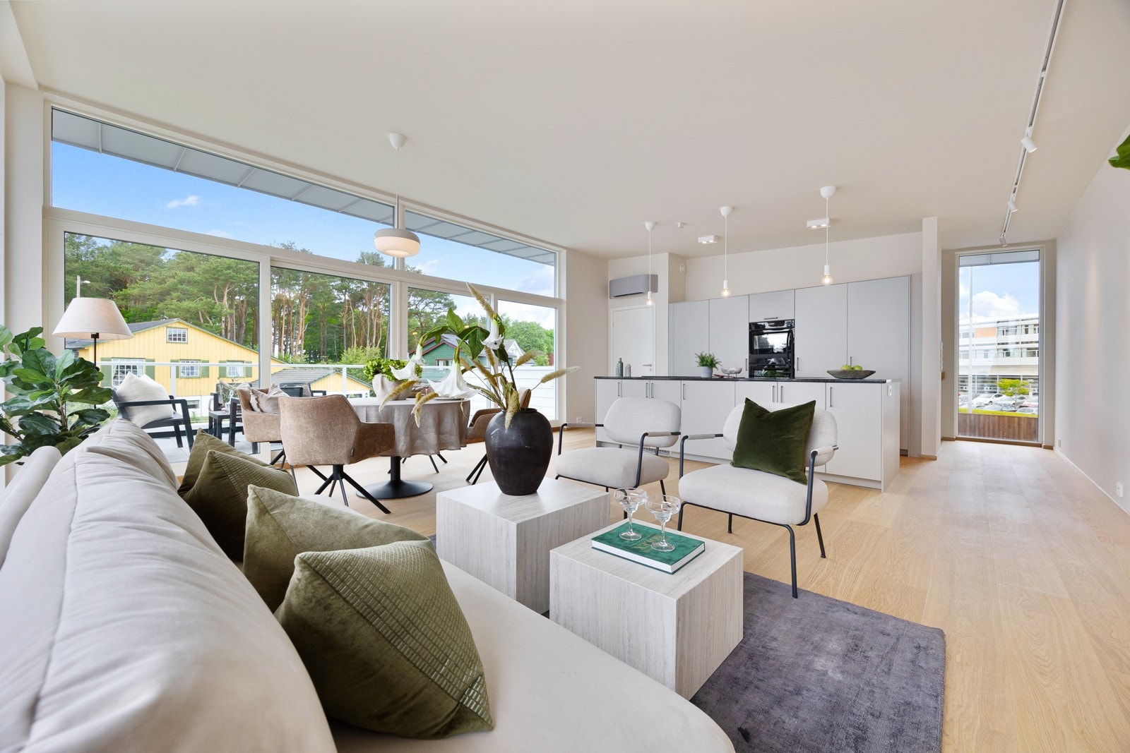 Rommet har panoramavinduer i hjørneløsning som bidrar til nydelig sjøutsikt og fantastiske lysforhold som endrer seg i takt med dagen utenfor. Galleribilde