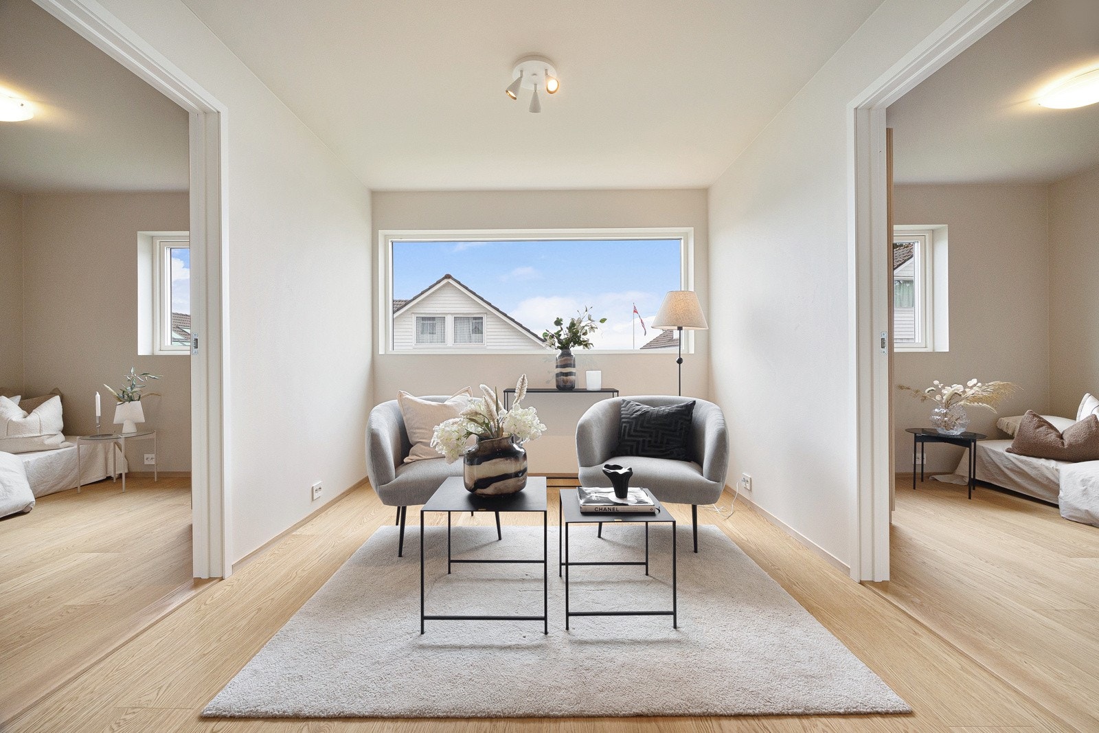 Stuen i første etasje er fint plassert mellom to soverom og er ypperlig som tv-stue, lekerom og som oppholdsrom nå barna har besøk. Galleribilde