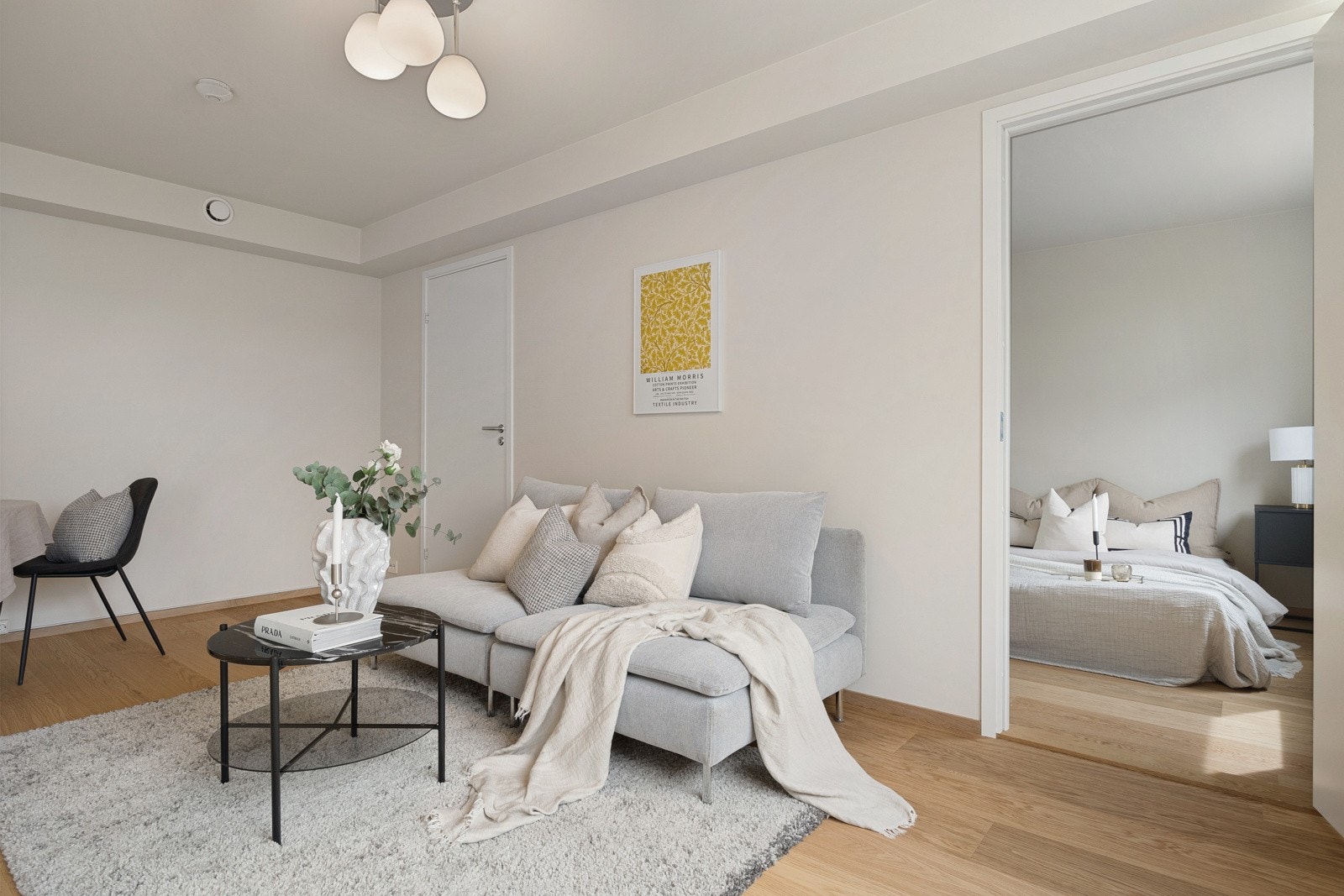 Fra allrommet er det tre dører som fører inn til gang i hoveddelen, bad og et romslig soverom. Galleribilde