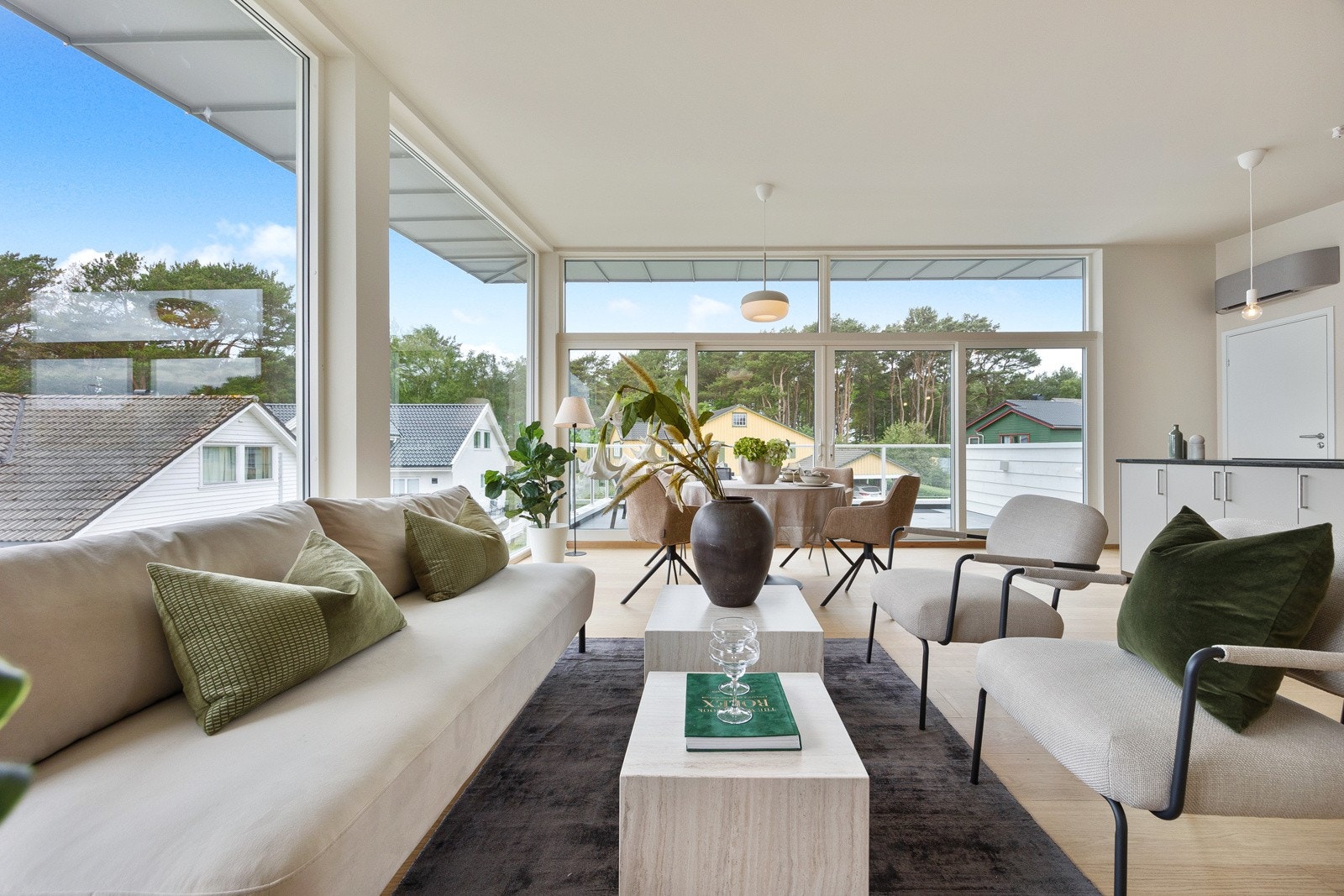 I de store vinduene er det skyvedør som gir en tilnærmet sømløs overgang til terrasse, i tillegg er det også et høyt vindu på en tredje side. Galleribilde