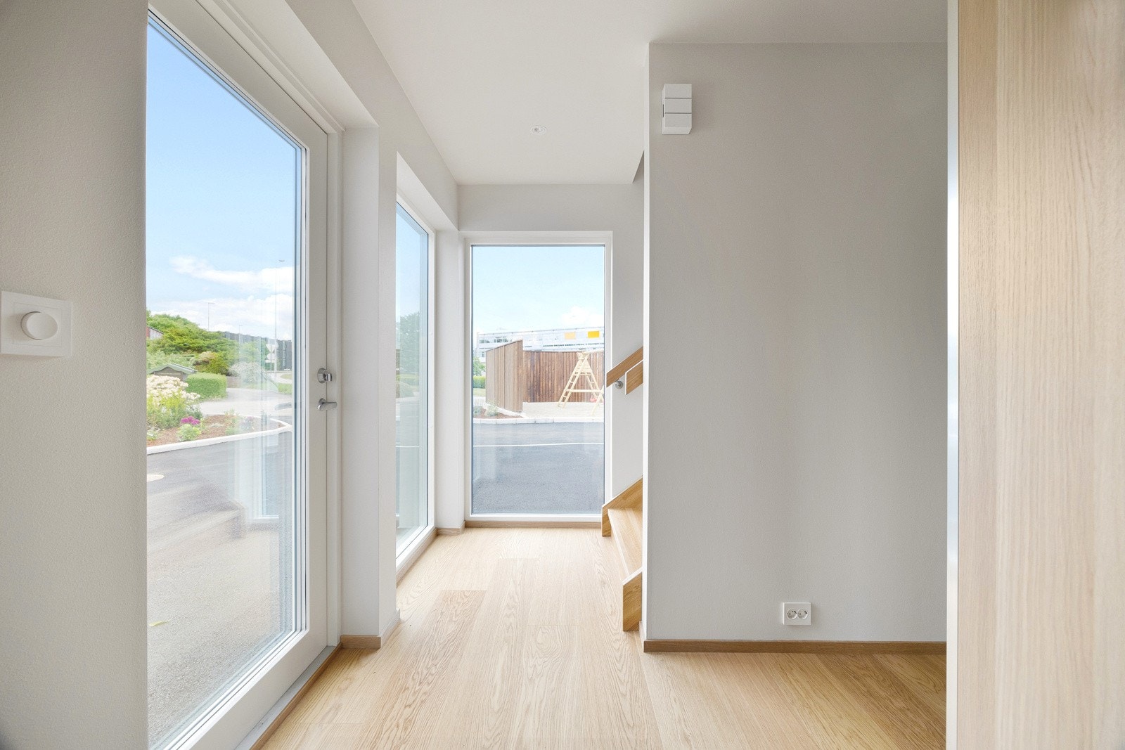 Boligen har inngang i første etasje, og allerede i en romslig entré får man en god forsmak på denne, lekre, nyoppførte boligen. Galleribilde