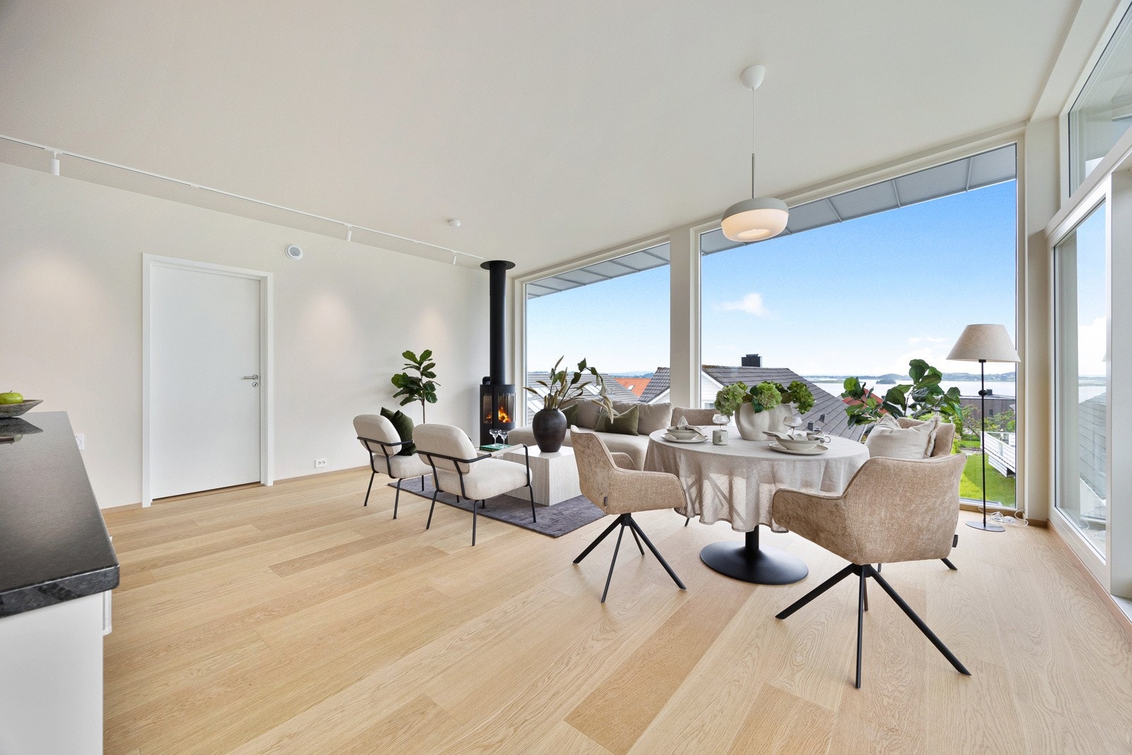 Det er slette, malte vegger med listefritt til tak, enstavs parkett og god plass til både spisebord og lounge. Galleribilde