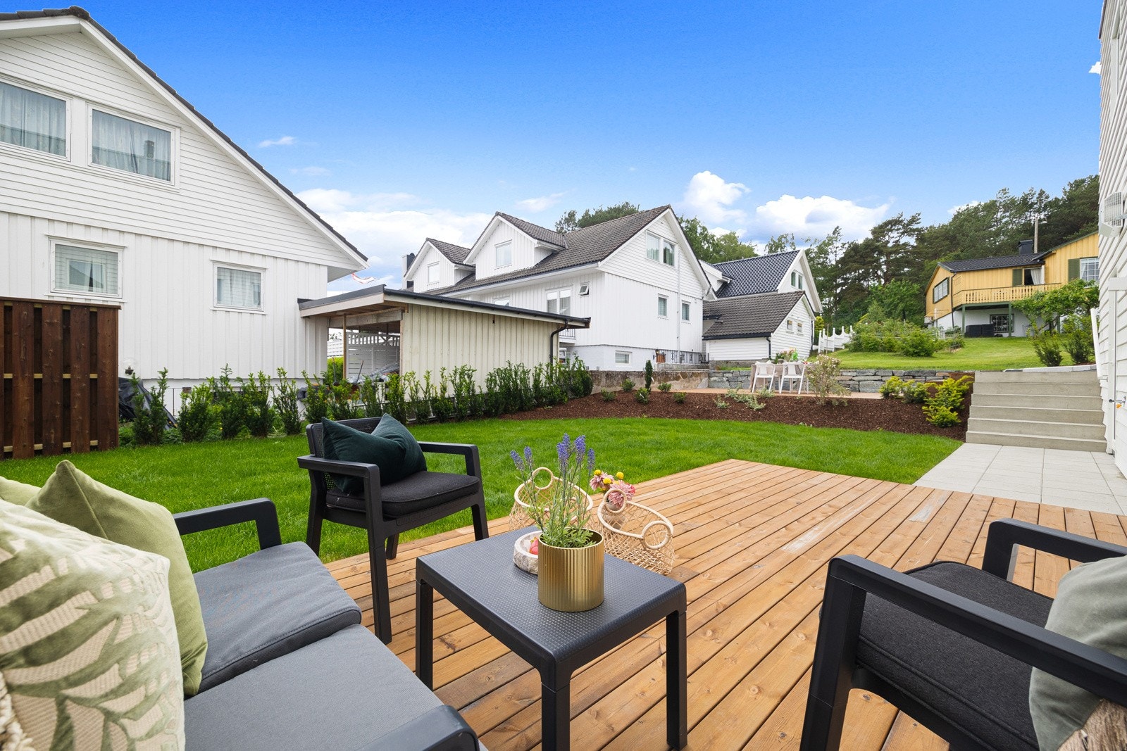 Utenfor leiligheten er det en markterrasse med god plass til sittegrupper, spisebord og grill. Galleribilde