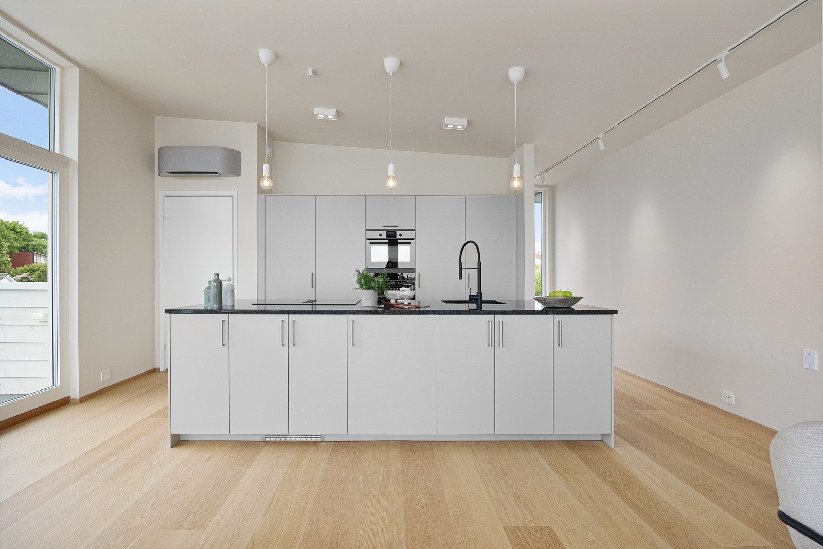 Innredningen har videre slette fronter som går ton-i-ton med veggfargen og integrerte hvitevarer bestående av dampovn, stekeovn, oppvaskmaskin og kjøl/frys. Galleribilde