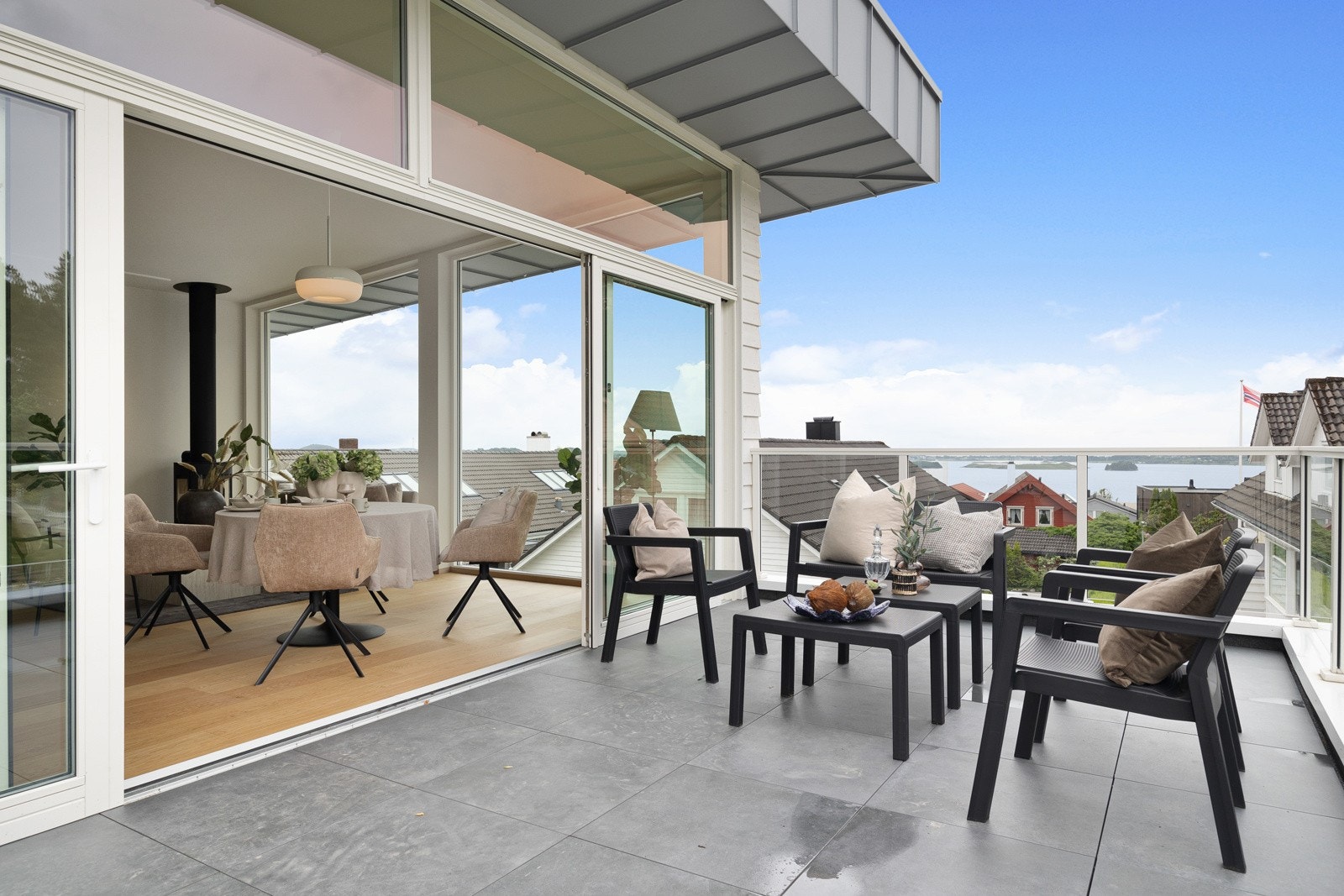 Deler av terrassen er overbygd, og med et areal på ca. 18 kvm er det god plass til lounge, blomsterkrukker og stemningsfulle lyslykter om ønskelig. Galleribilde