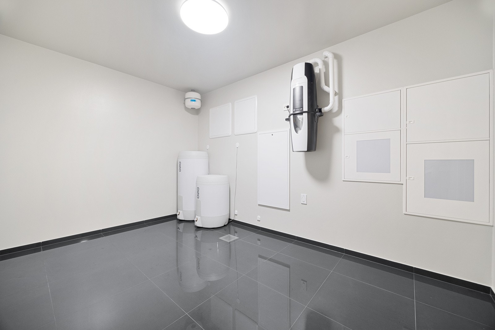 Boligen har et teknisk rom/bod på ca. 12 kvm i delen av underetasjen som tilhører hoveddelen. Galleribilde