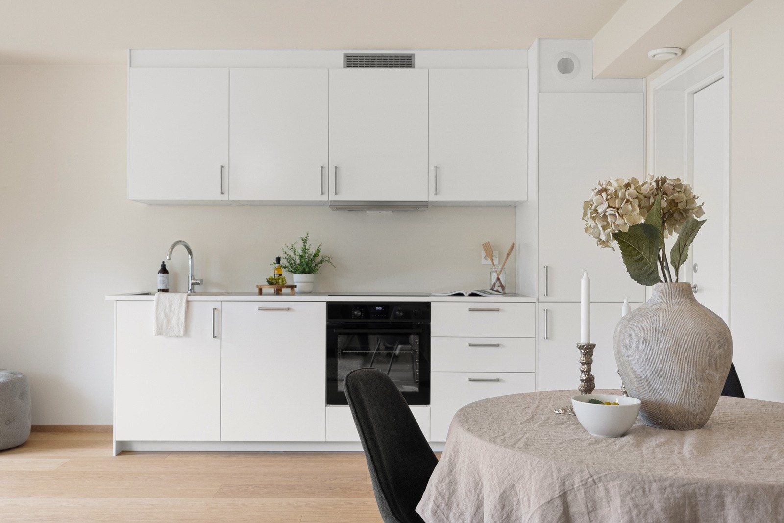 Kjøkkeninnredningen har takoppforede skap, nedfelt kum i benkeplate og avtrekk fra ventilator. Koketopp, stekeovn, oppvaskmaskin og kjøl/frys er integrert. Galleribilde