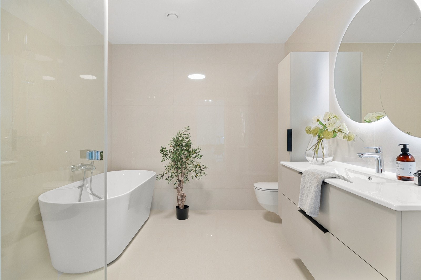 Badet i første etasje er i tillegg utstyrt med et frittstående badekar. Galleribilde