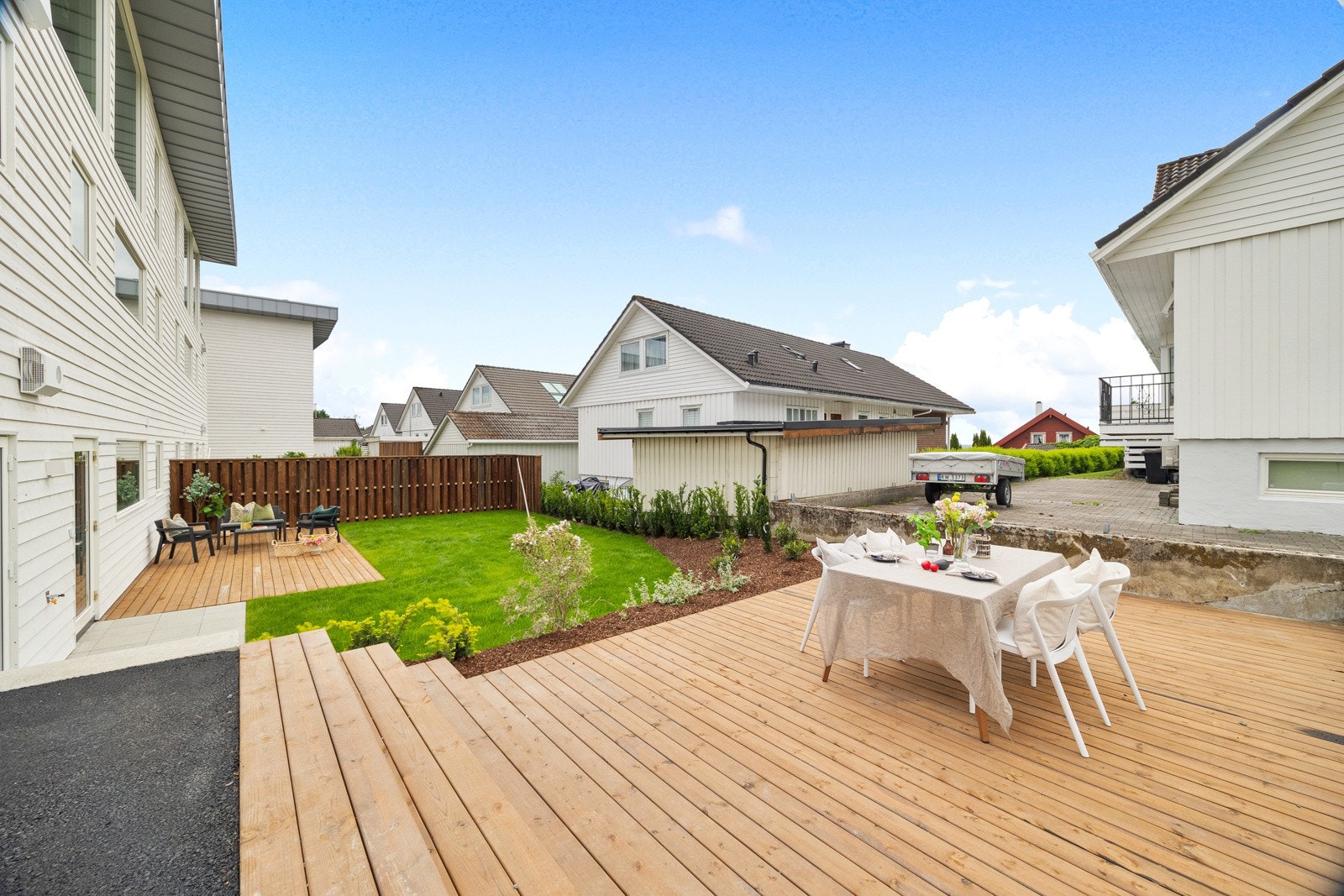 I tillegg er det asfalterte areal ned til neste plan som avgrenses med trapp til en herlig markterrasse og her er det god plass til langbord og grill. Galleribilde