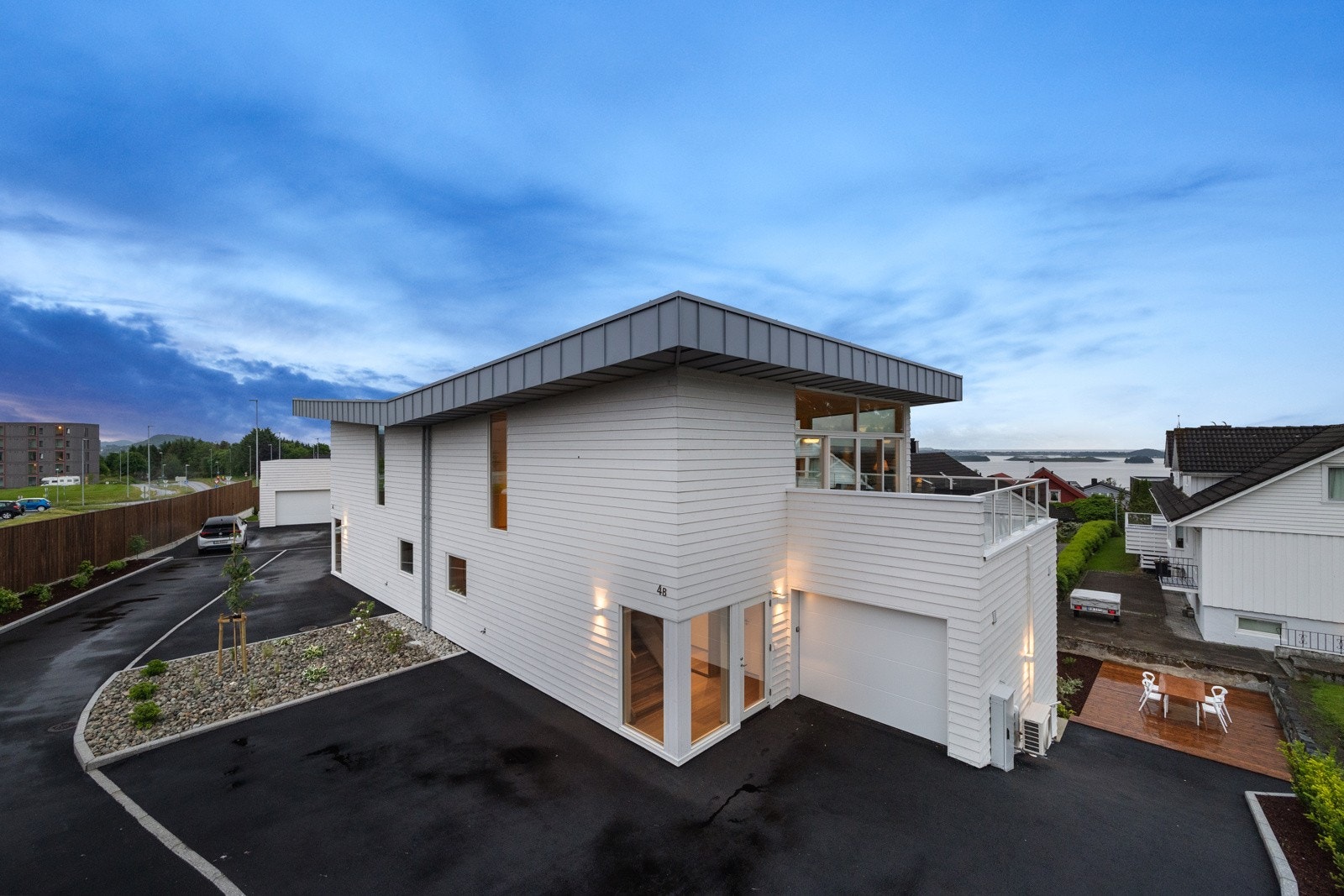 Boligen ligger i sjønære omgivelser på en terrassert og meget pent opparbeidet tomt. Galleribilde