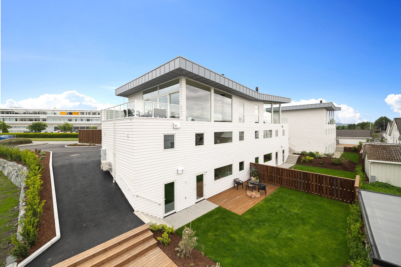 Asfalterte areal ned til neste plan som avgrenses med trapp til en herlig markterrasse og her er det god plass til langbord og grill. Galleribilde