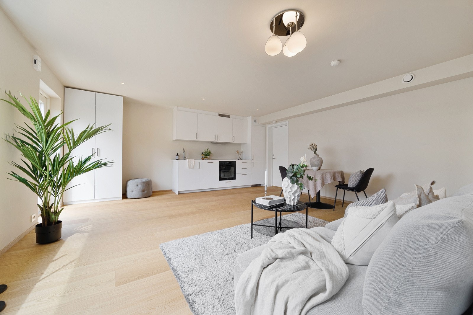 Allrommet har god plass til møbler som sofa, tv-løsning og spisebord. Galleribilde