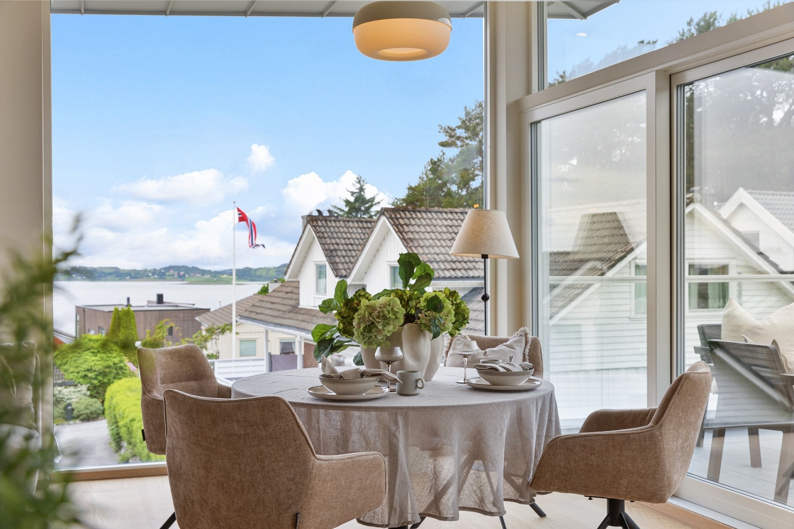 Fra spisebordet har man en fantastisk sjøutsikt. Galleribilde