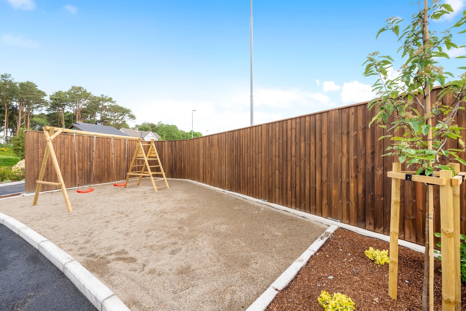 Felles lekeplass for de 3 nyoppførte boenhetene. Galleribilde