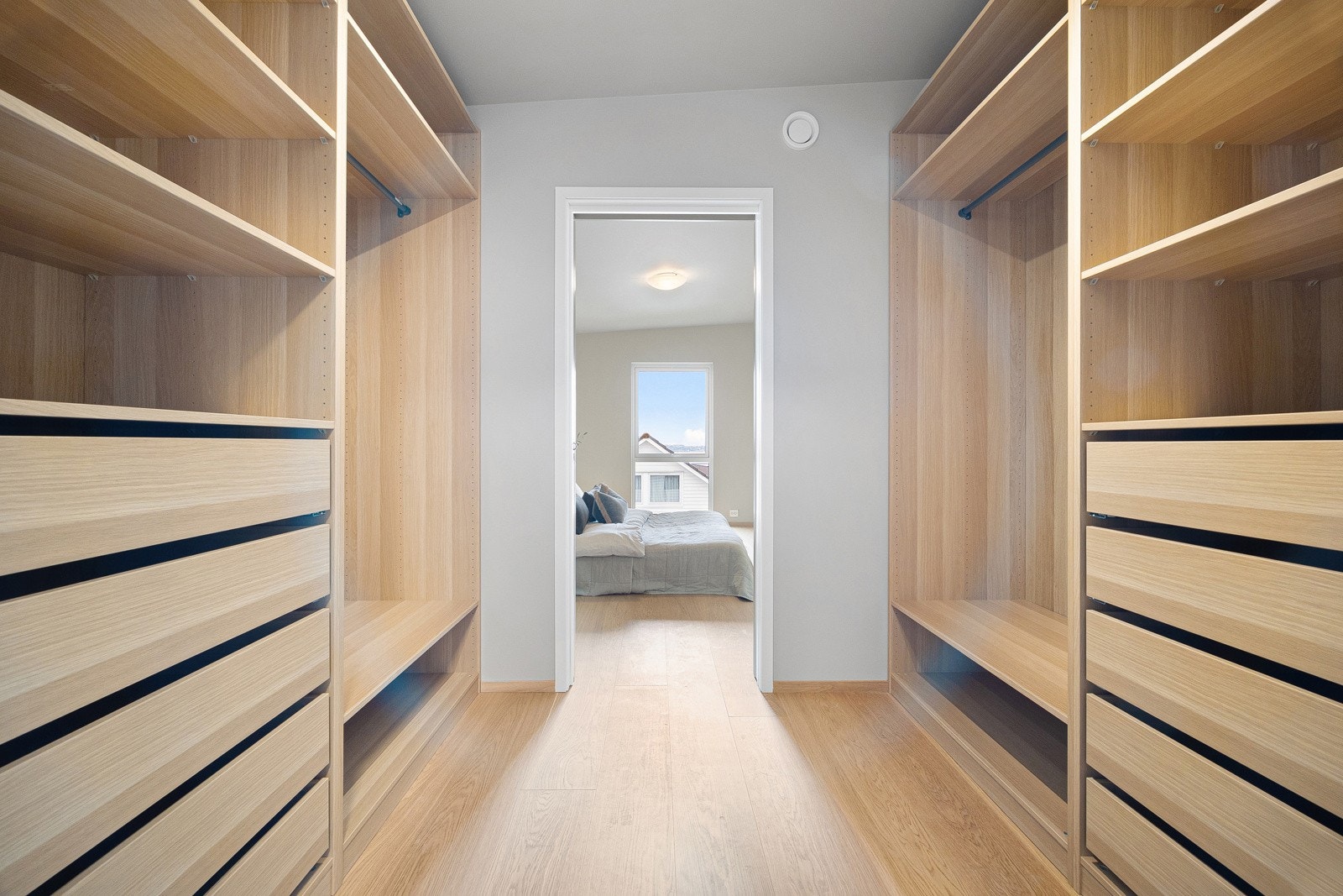 Walk-in closetet er fullt innredet med garderober. Galleribilde