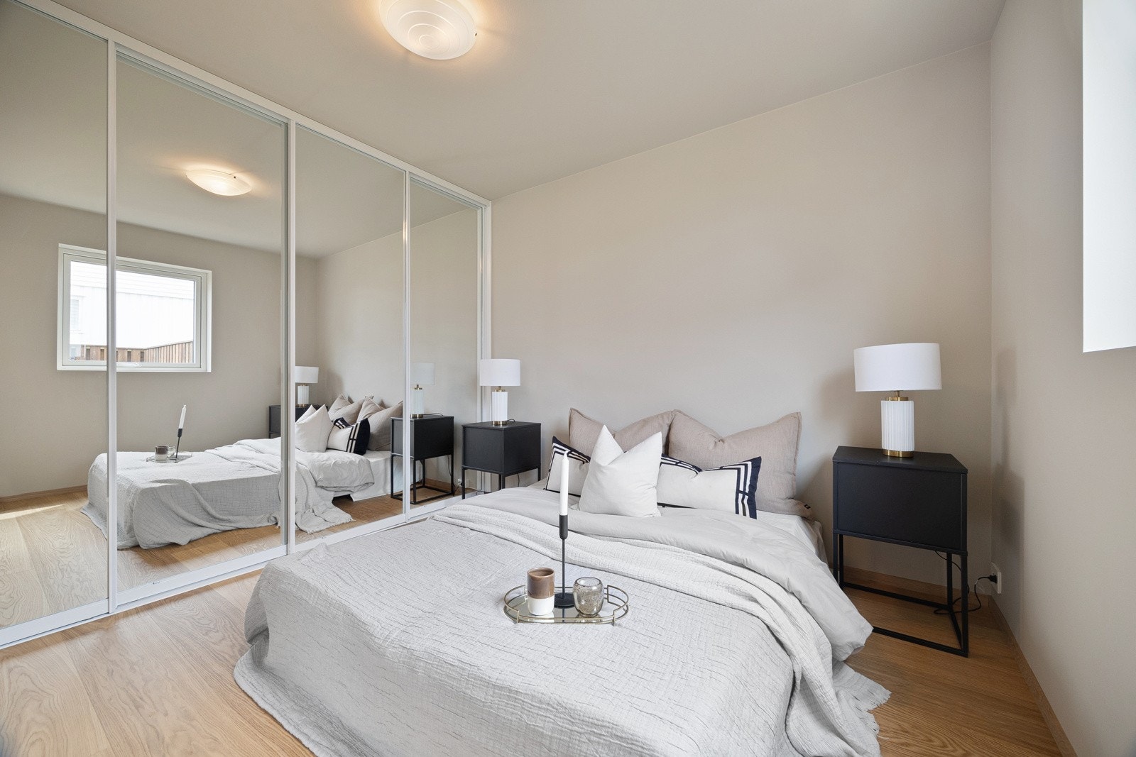 Soverommet i utleiedelen har en stor skyvedørsgarderobe med speildører. Galleribilde