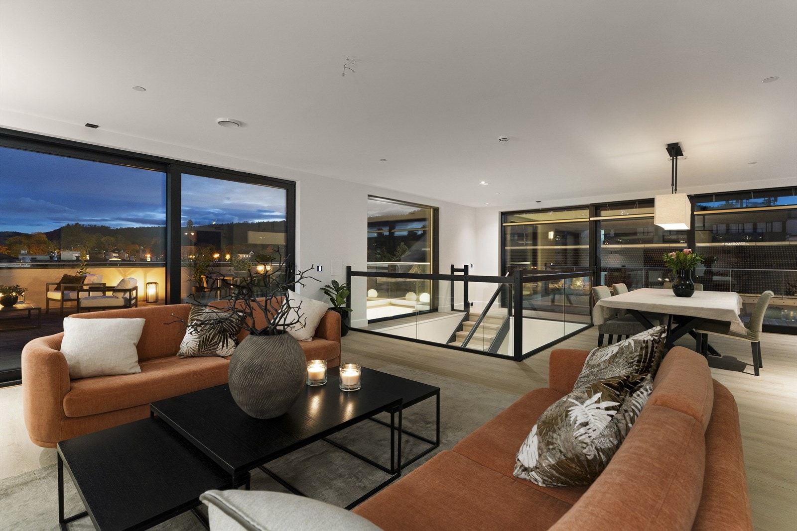 Stor og romslig loftstue med god plass flere møbleringer. Utgang til stor takterrasse med fantastisk utsikt. Galleribilde