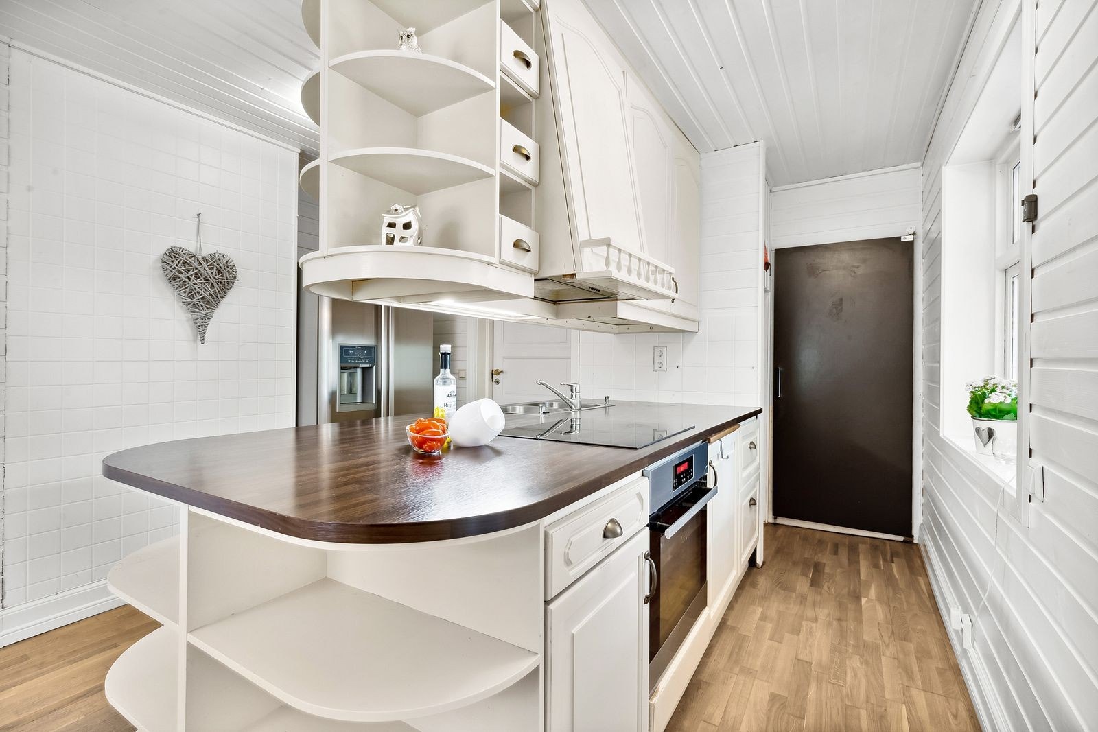 Kjøkkenventilatoren over kokeplassen har avtrekk ut. Galleribilde