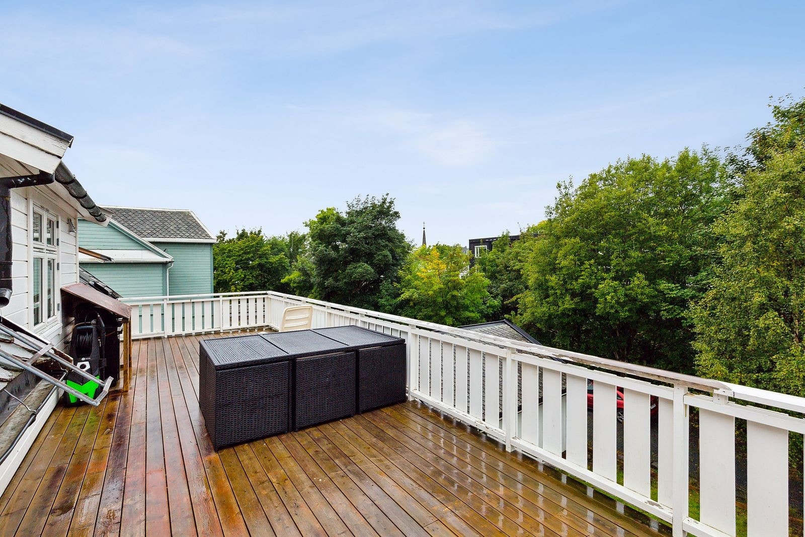 Terrassen er på 27 m² med god plass til utemøbler, grill og annet du måtte ønske. Galleribilde