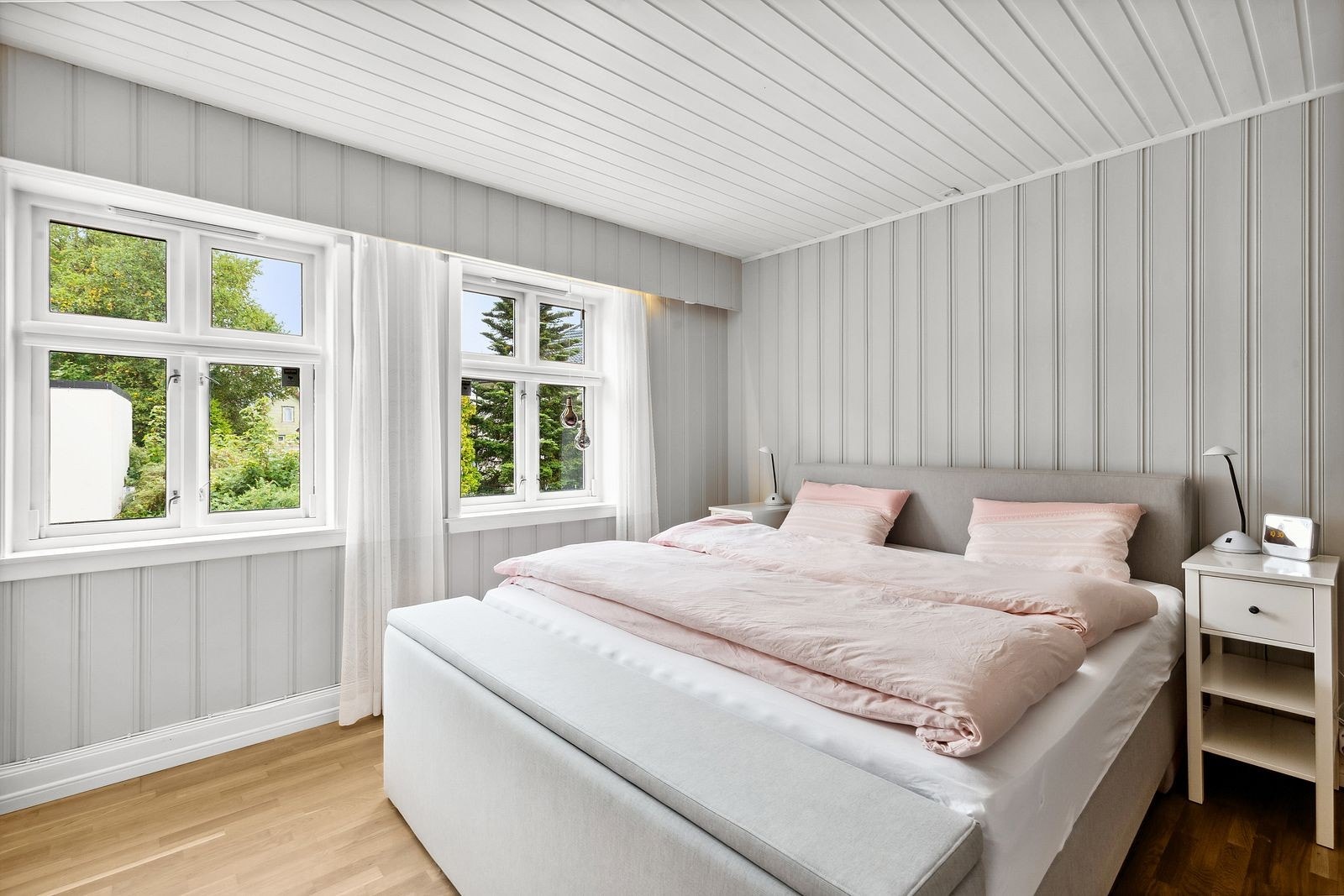 Videre inneholder boligen fire godkjente og innbydende soverom. Galleribilde