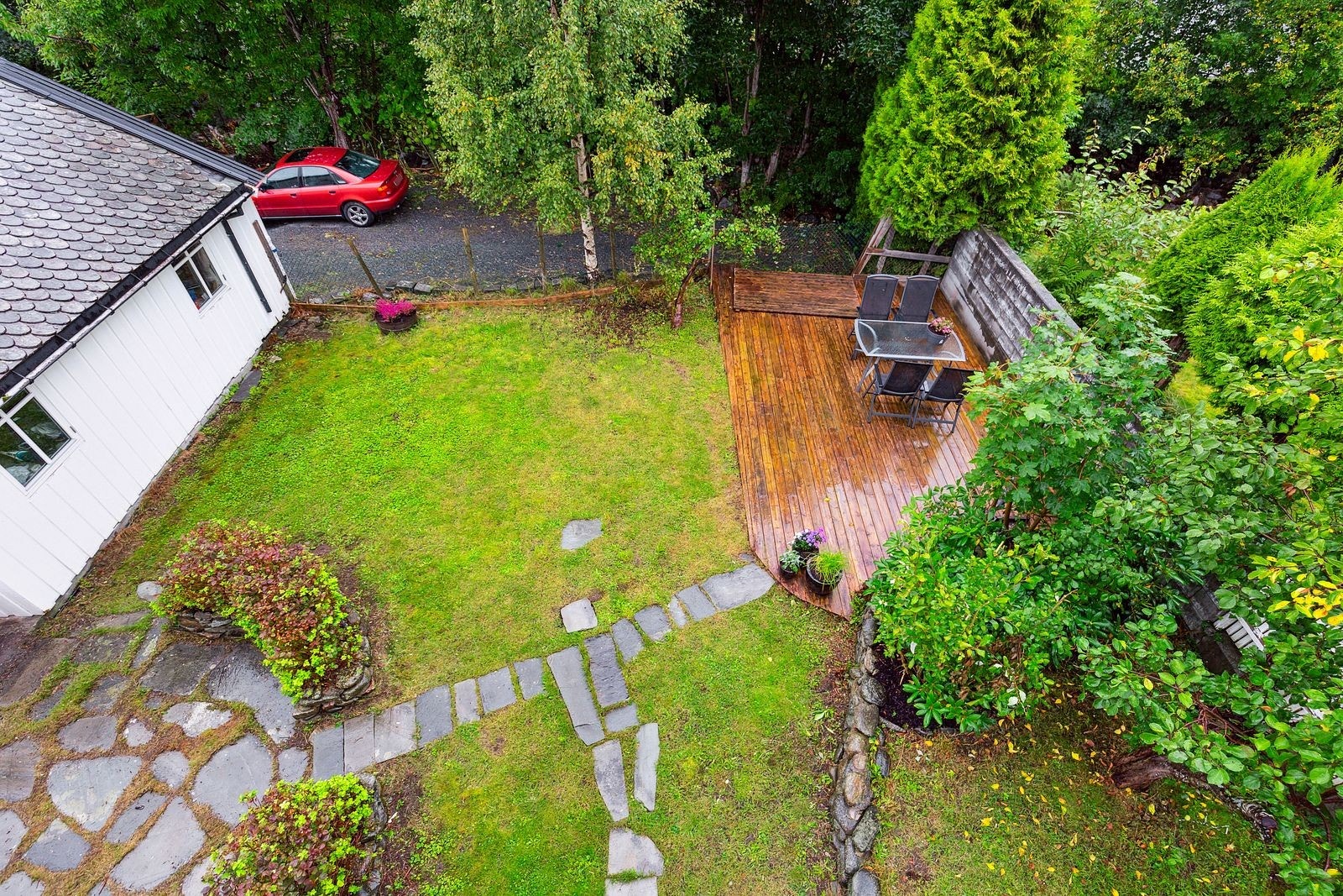 Hyggelig bakhage som er pent opparbeidet med plen og gangstier av stein. Galleribilde