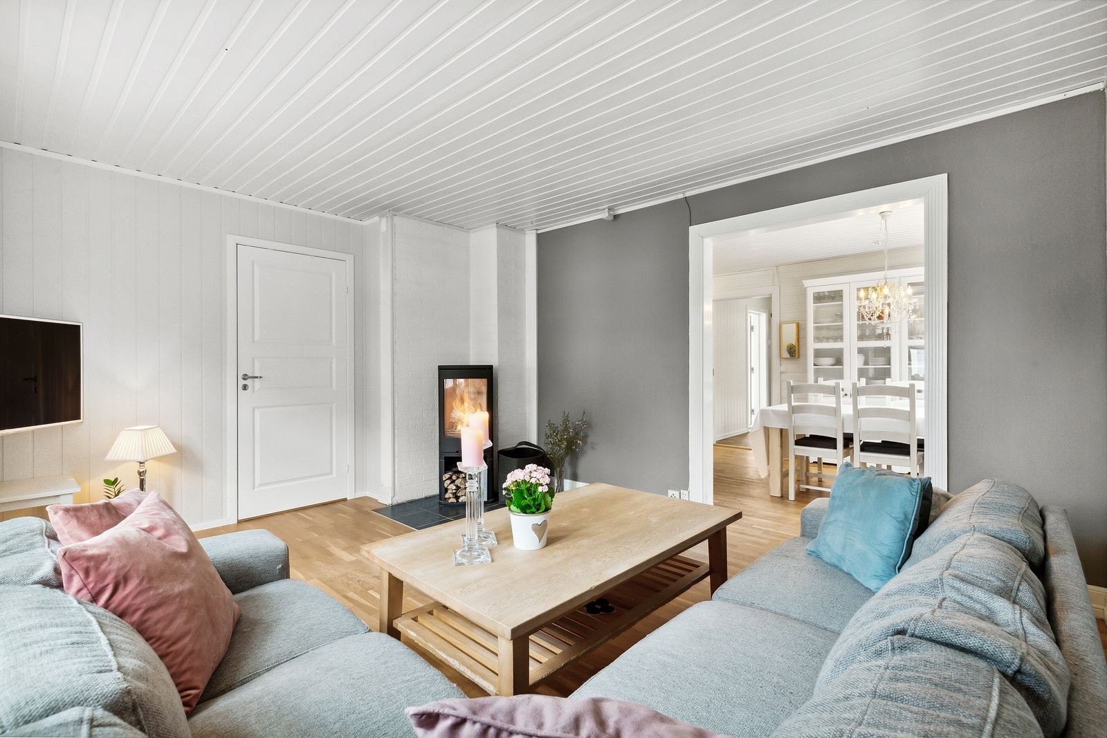 Stuen ligger i praktisk tilknytning til kjøkkenet med spisestue. Galleribilde