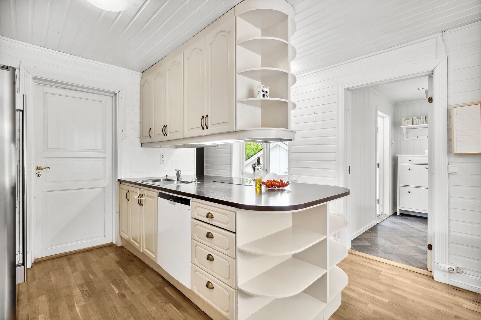 Det er godt med oppbevaring i over- og underskap. Galleribilde