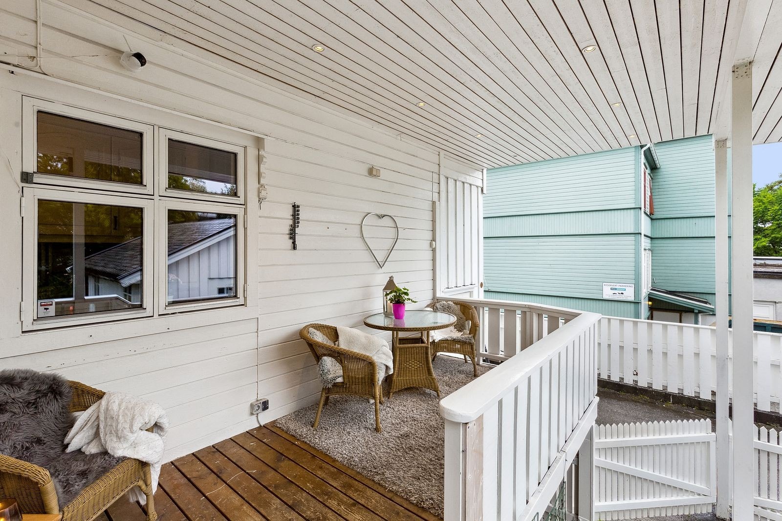 Inngangen er beskyttet av et overbygget inngangsparti- Galleribilde