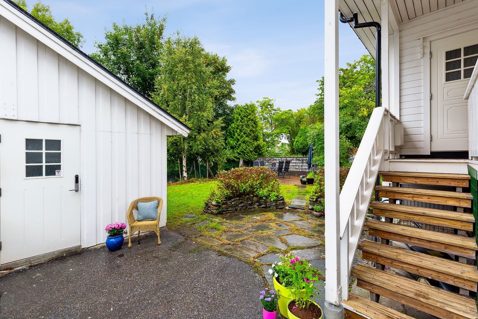 Eiendommen gir et positivt førsteinntrykk med asfaltert innkjørsel, tilgang til garasje og grønne plenarealer. Galleribilde