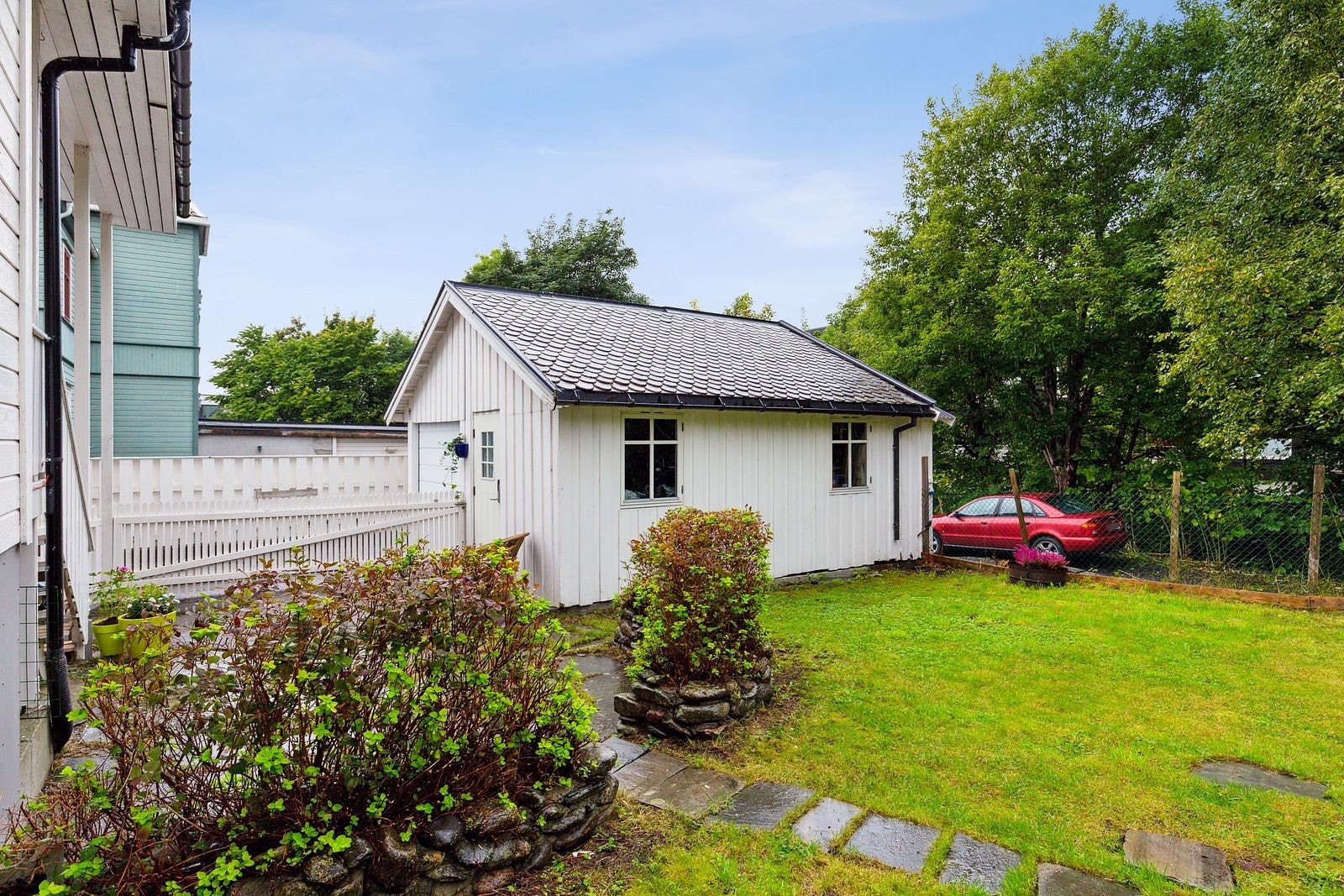 I hagen er det blomsterbed som er oppbygd med steiner og har variert beplanting. Galleribilde