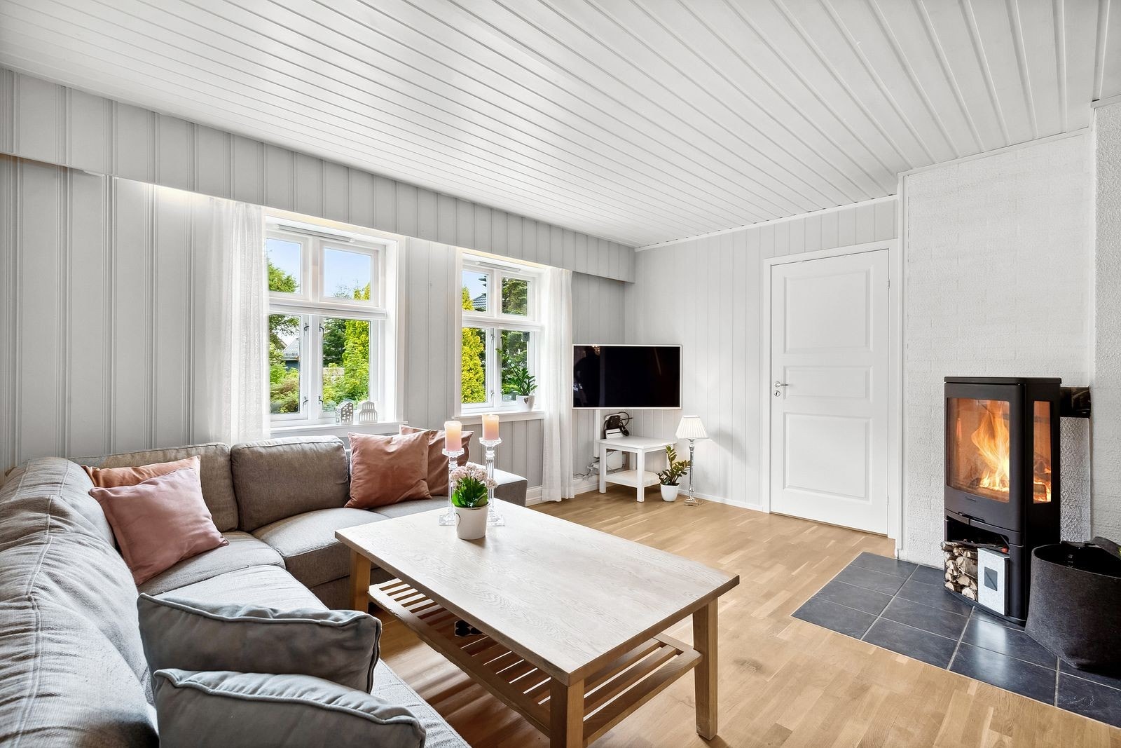 Den moderne peisen skaper en lun og koselig atmosfære. Galleribilde