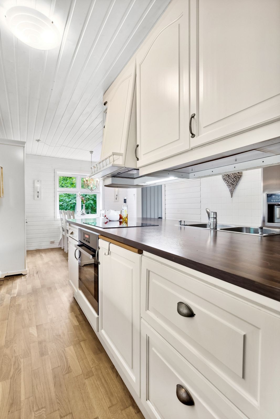 Kjøkkenet er også utstyrt med stekeovn og oppvaskmaskin. Galleribilde