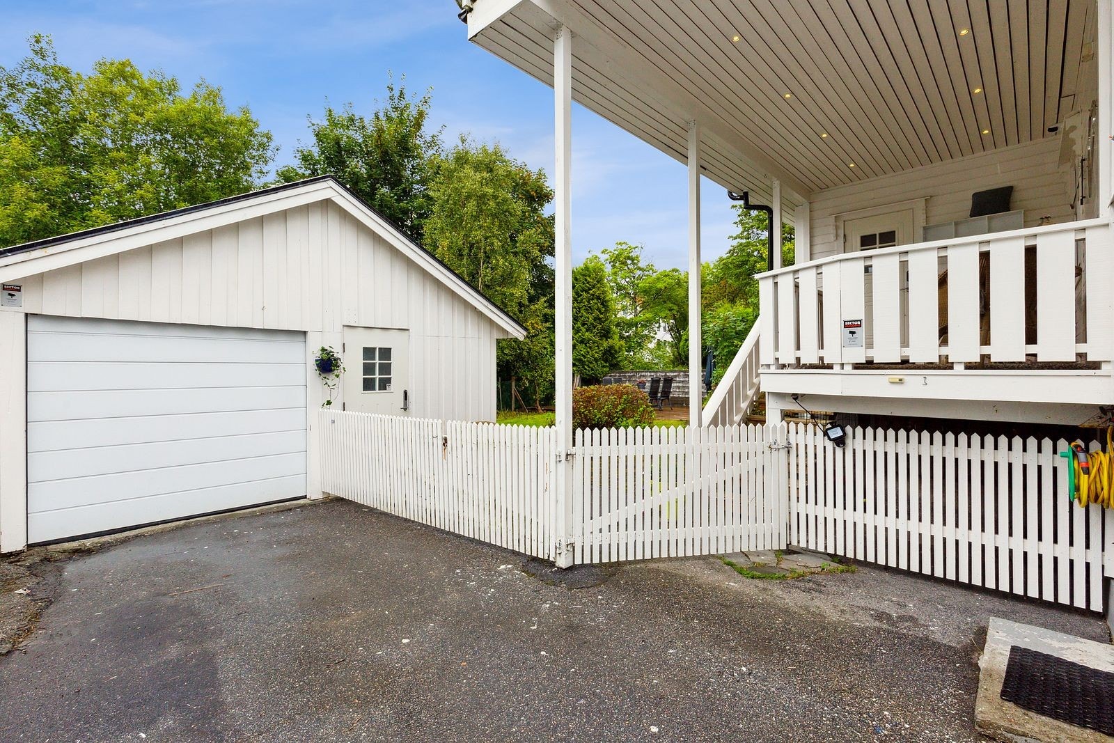 Parkering er tilgjengelig i garasje. Galleribilde