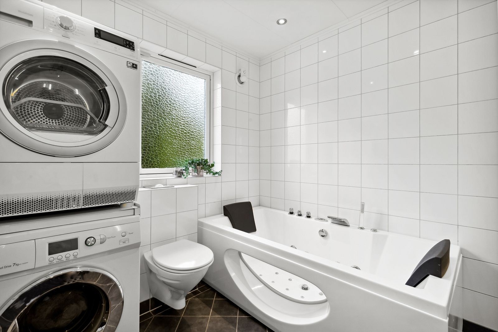 Badet i første og andre etasje har opplegg for vaskemaskin. Galleribilde